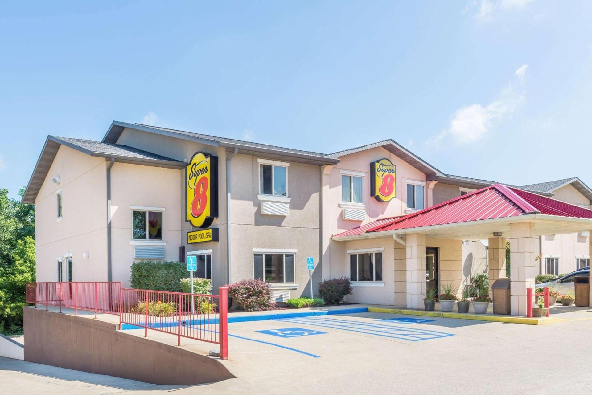 Super 8 by Wyndham Bloomington University Area — hotel in Bloomington
