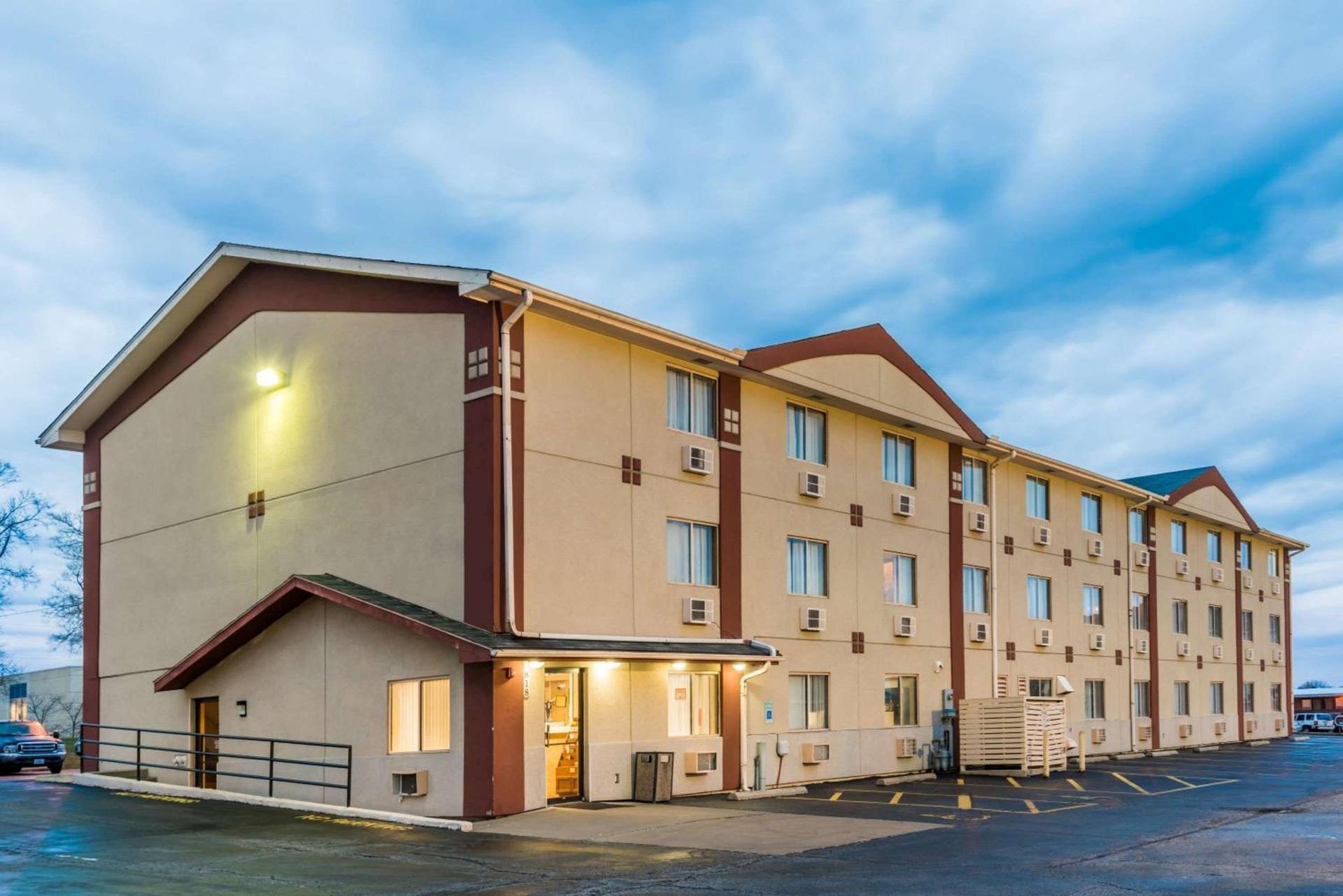 Super 8 by Wyndham Bloomington Normal — hotel in Bloomington