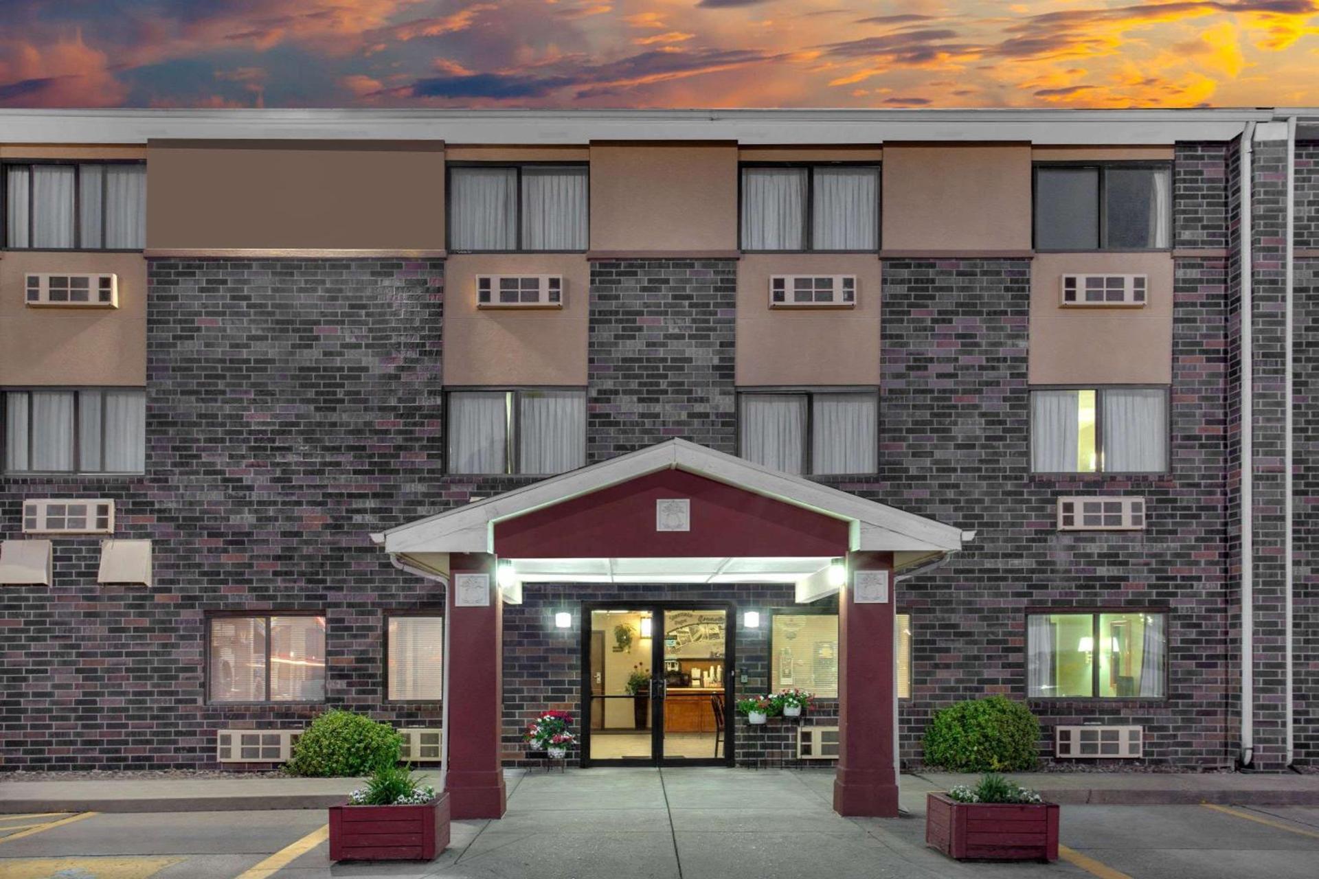 Super 8 by Wyndham Evansville East — hotel in Evansville