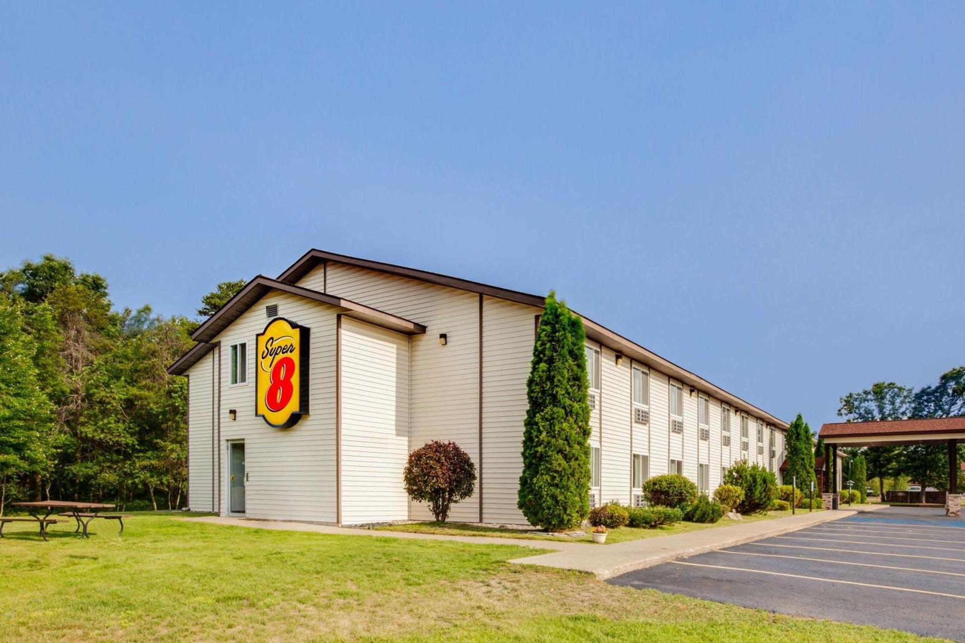 Super 8 by Wyndham Grayling — hotel in Grayling