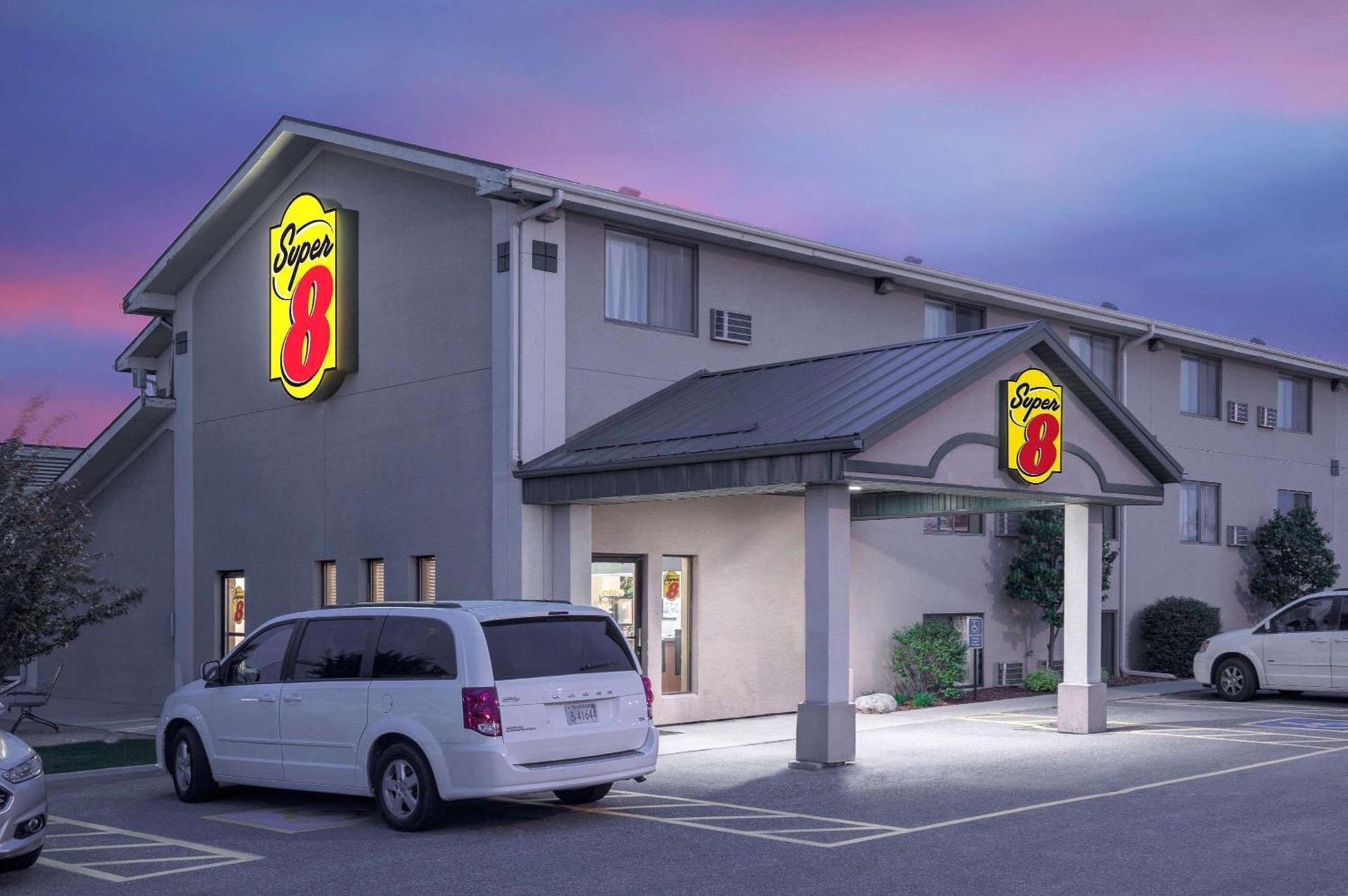 Super 8 by Wyndham Willmar — hotel in Willmar