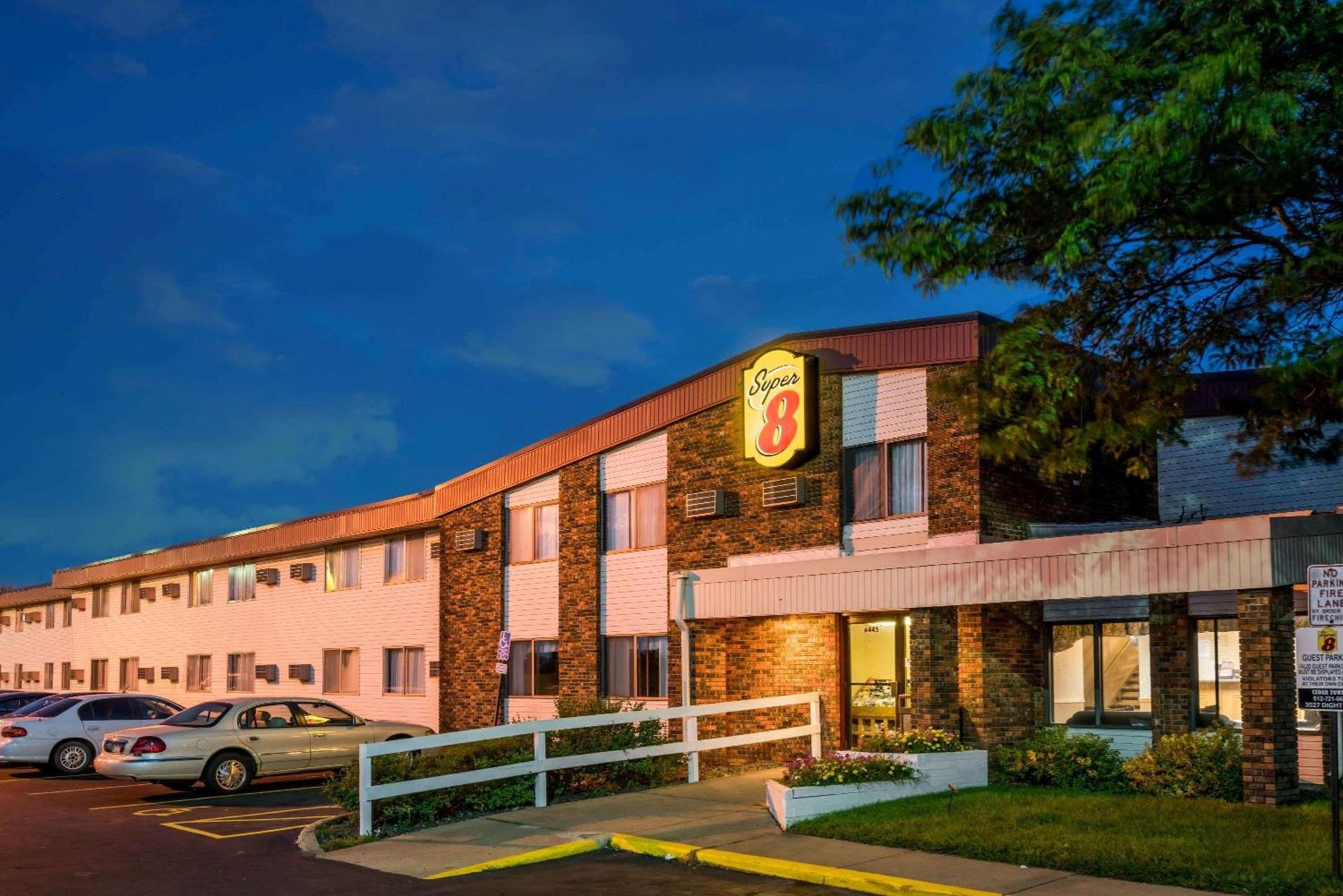 Super 8 by Wyndham Brooklyn Center/MPLS — hotel in Brooklyn Center