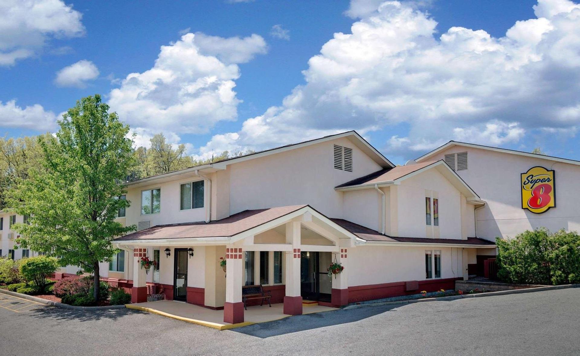 Super 8 by Wyndham Newburgh/West Point Stewart Intl Airport — hotel in Newburgh