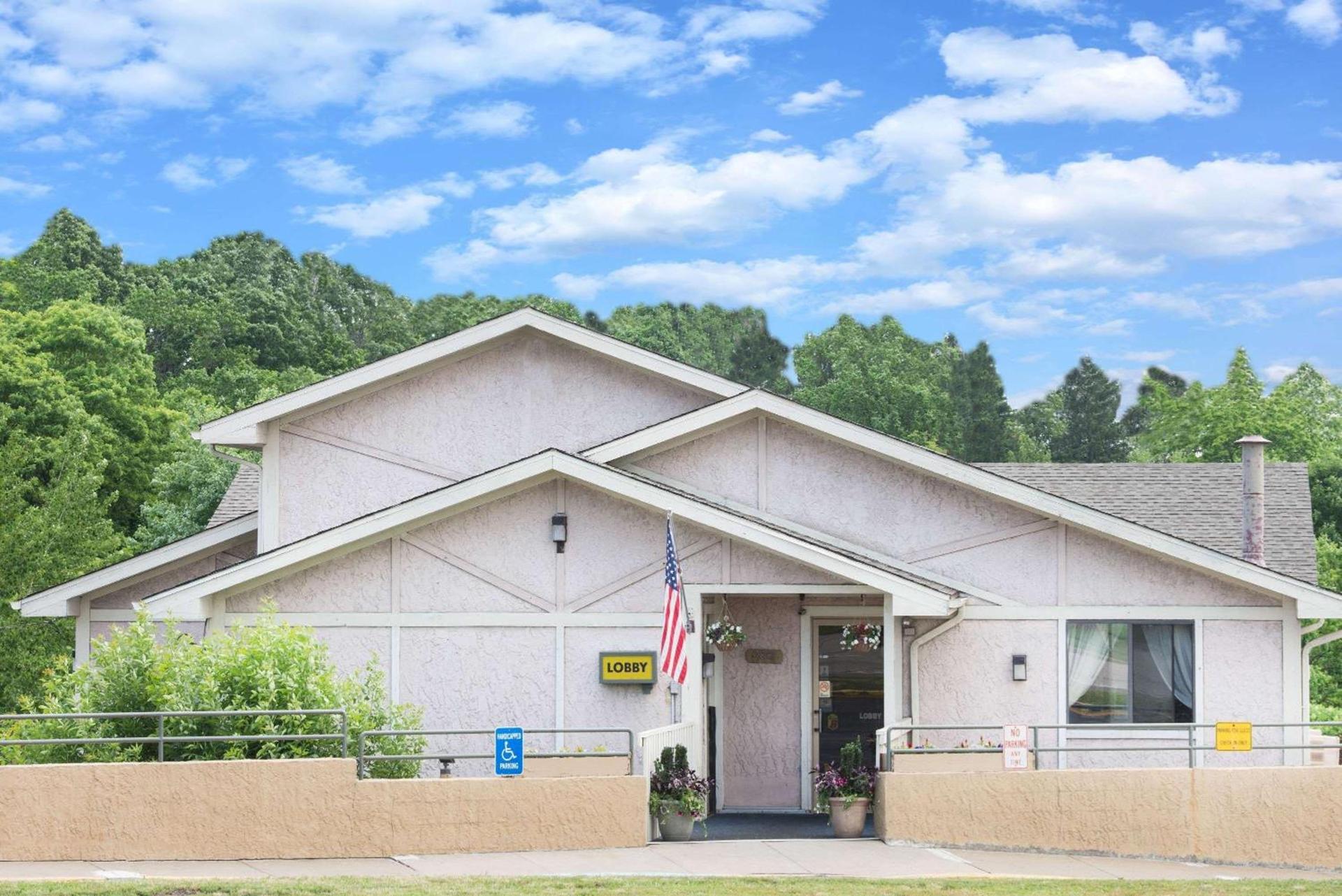 Super 8 by Wyndham Pittsburgh PA Airport-University Area — hotel in Moon Township