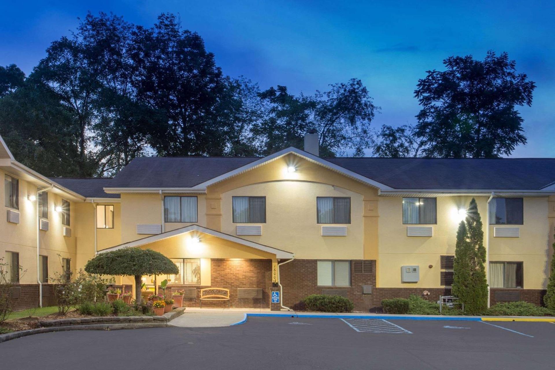 Super 8 by Wyndham Radford VA — hotel in Radford