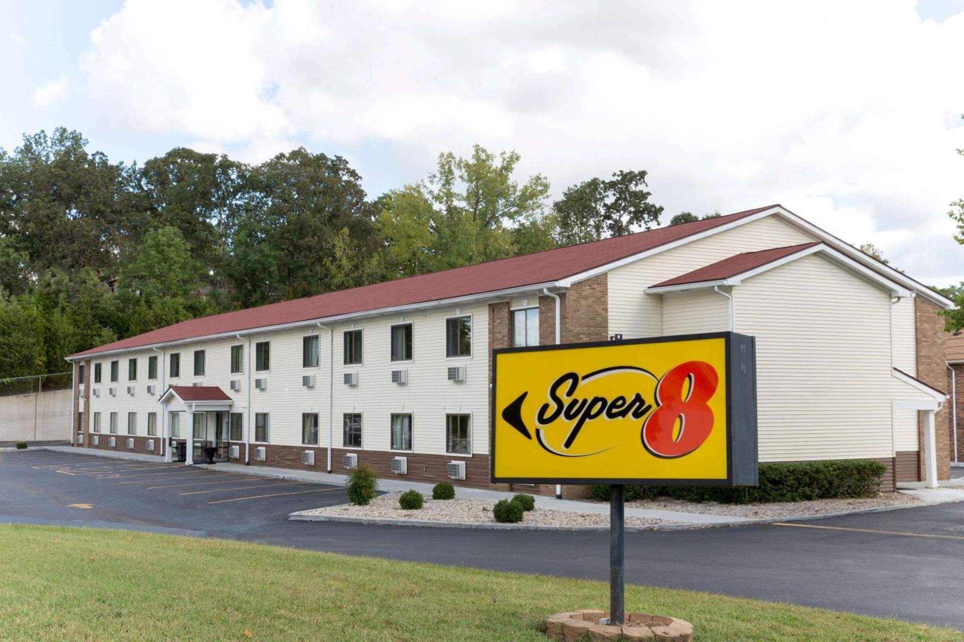 Super 8 by Wyndham Radcliff Ft. Knox Area