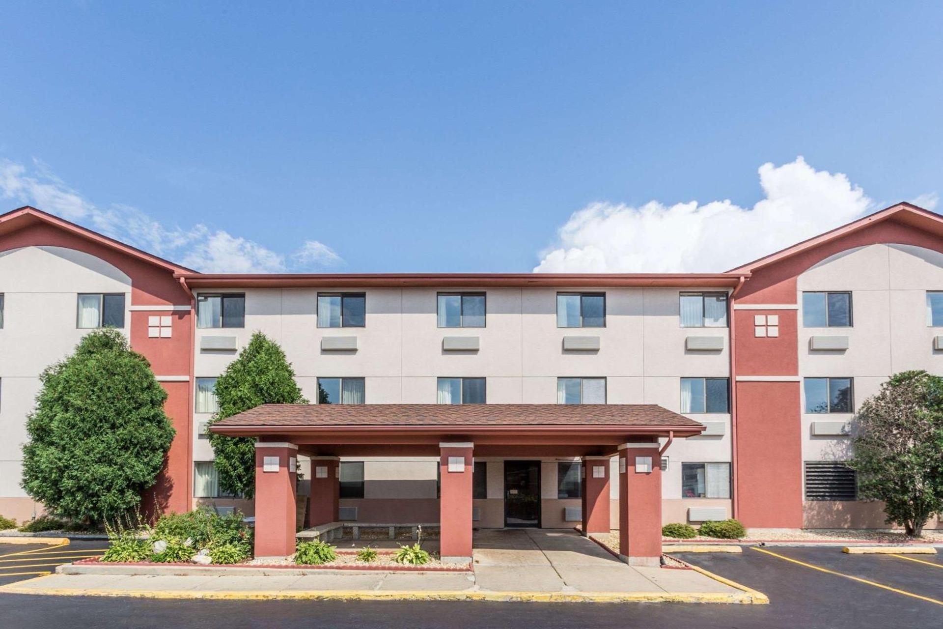 Super 8 by Wyndham St. Charles — hotel in Saint Charles