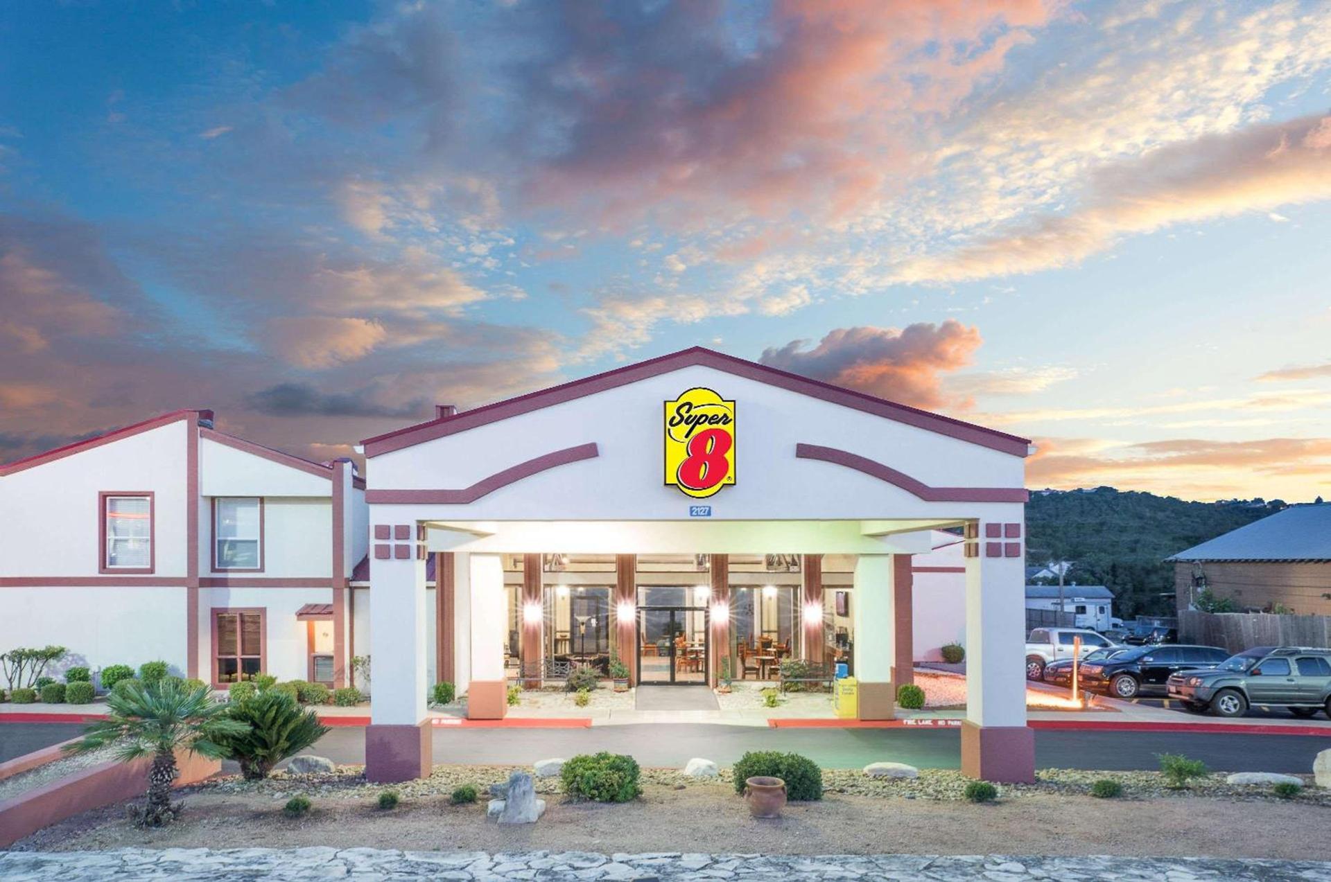 Super 8 by Wyndham Kerrville TX — hotel in Kerrville
