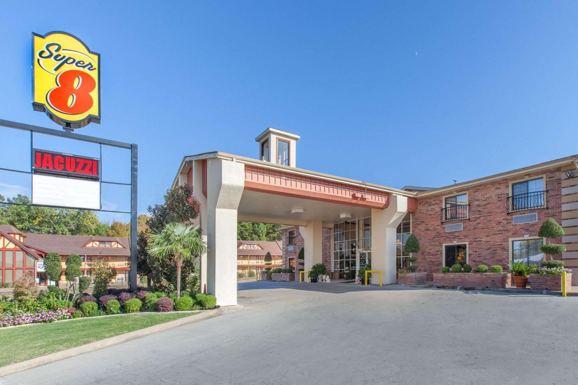 Super 8 by Wyndham Tyler TX — hotel in Tyler