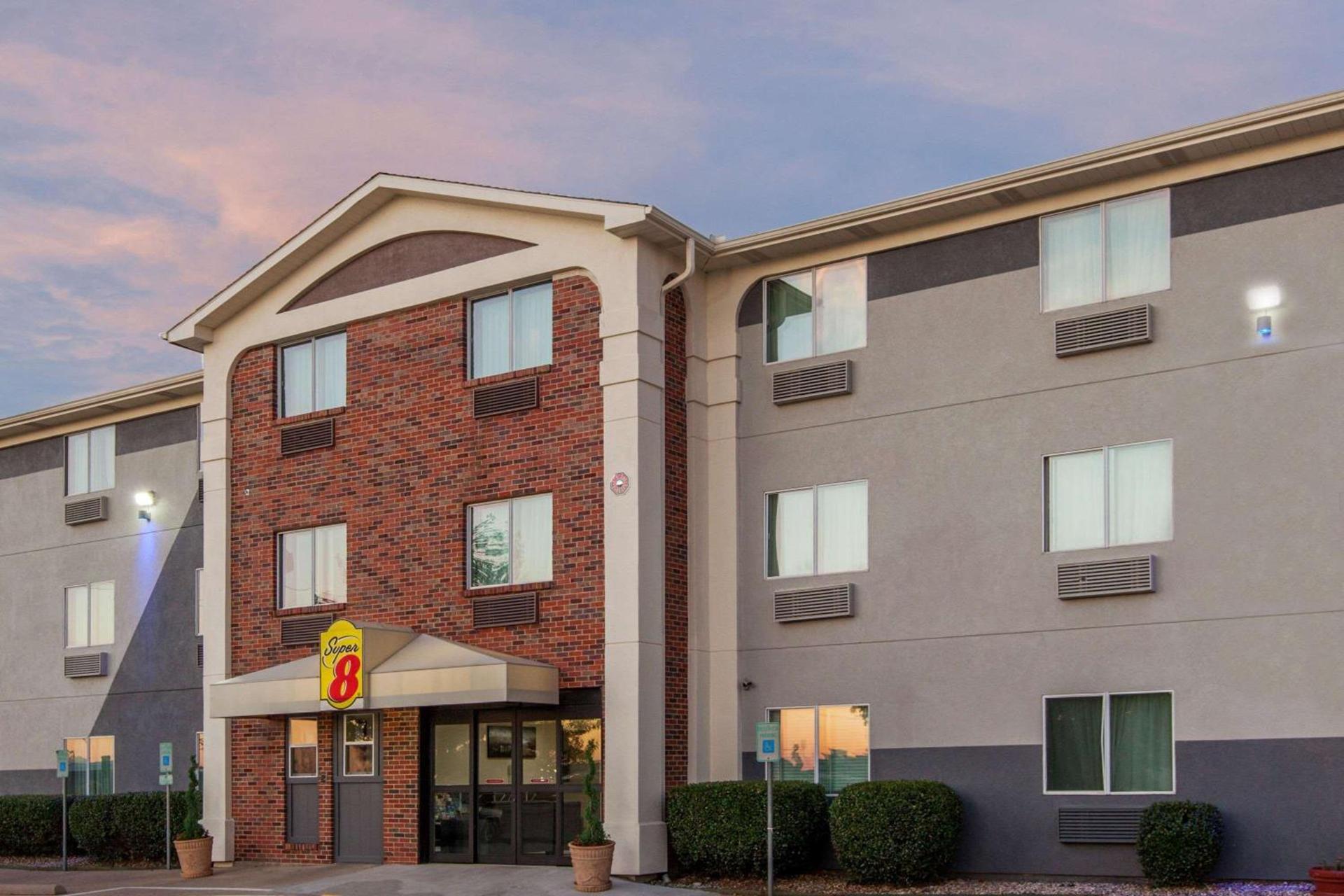 Super 8 by Wyndham Bedford DFW Airport West — hotel in Bedford