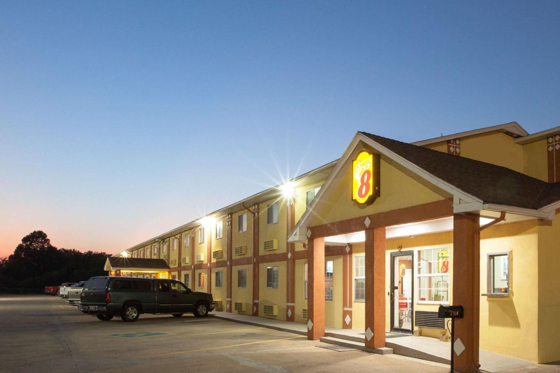 Super 8 by Wyndham Chickasha — hotel in Chickasha