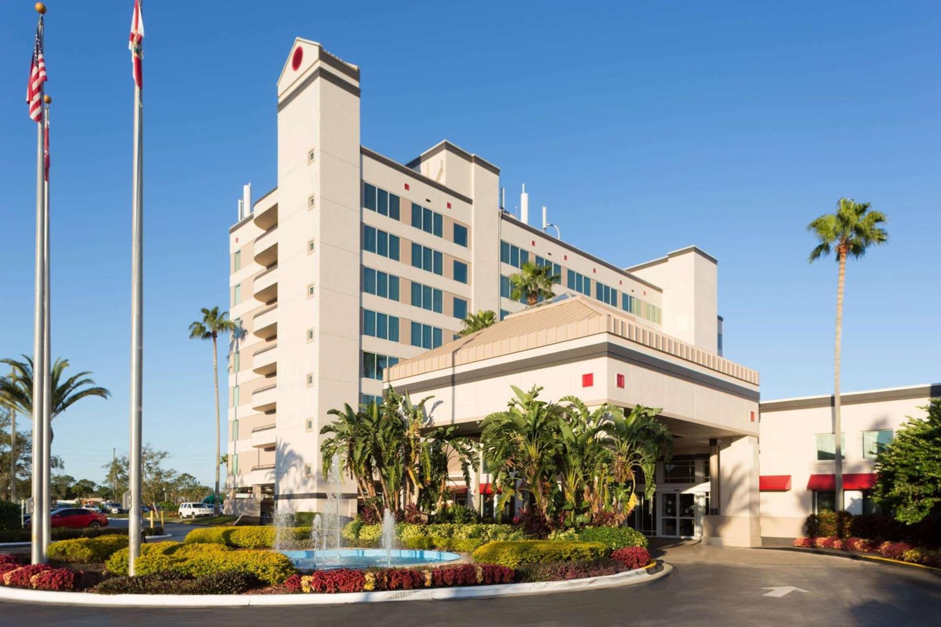Ramada by Wyndham Kissimmee Gateway - Free Theme Park Shuttle — hotel in Orlando