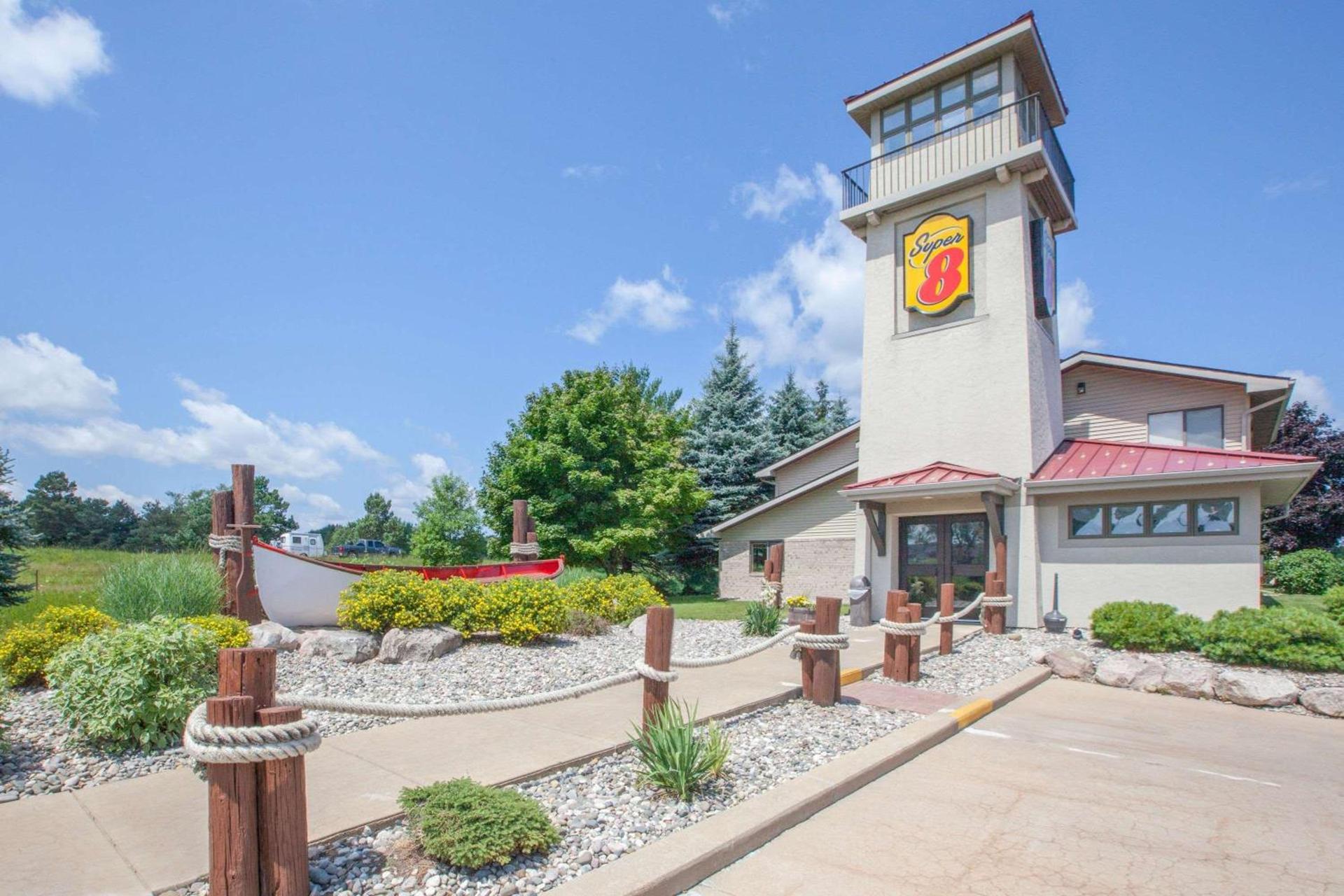Super 8 by Wyndham Houghton Lake — hotel in Houghton Lake