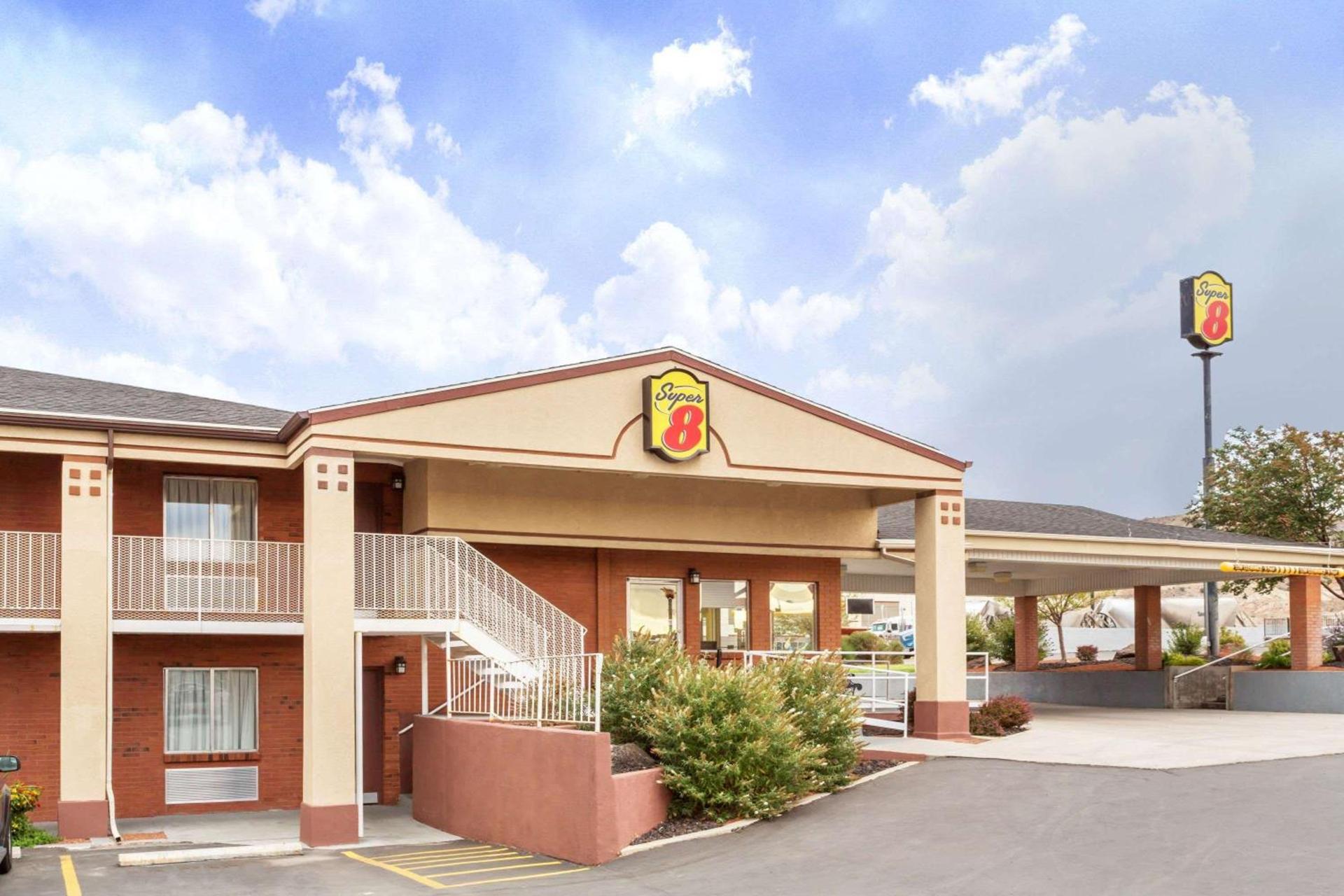 Super 8 by Wyndham Salina/Scenic Hills Area — hotel in Salina