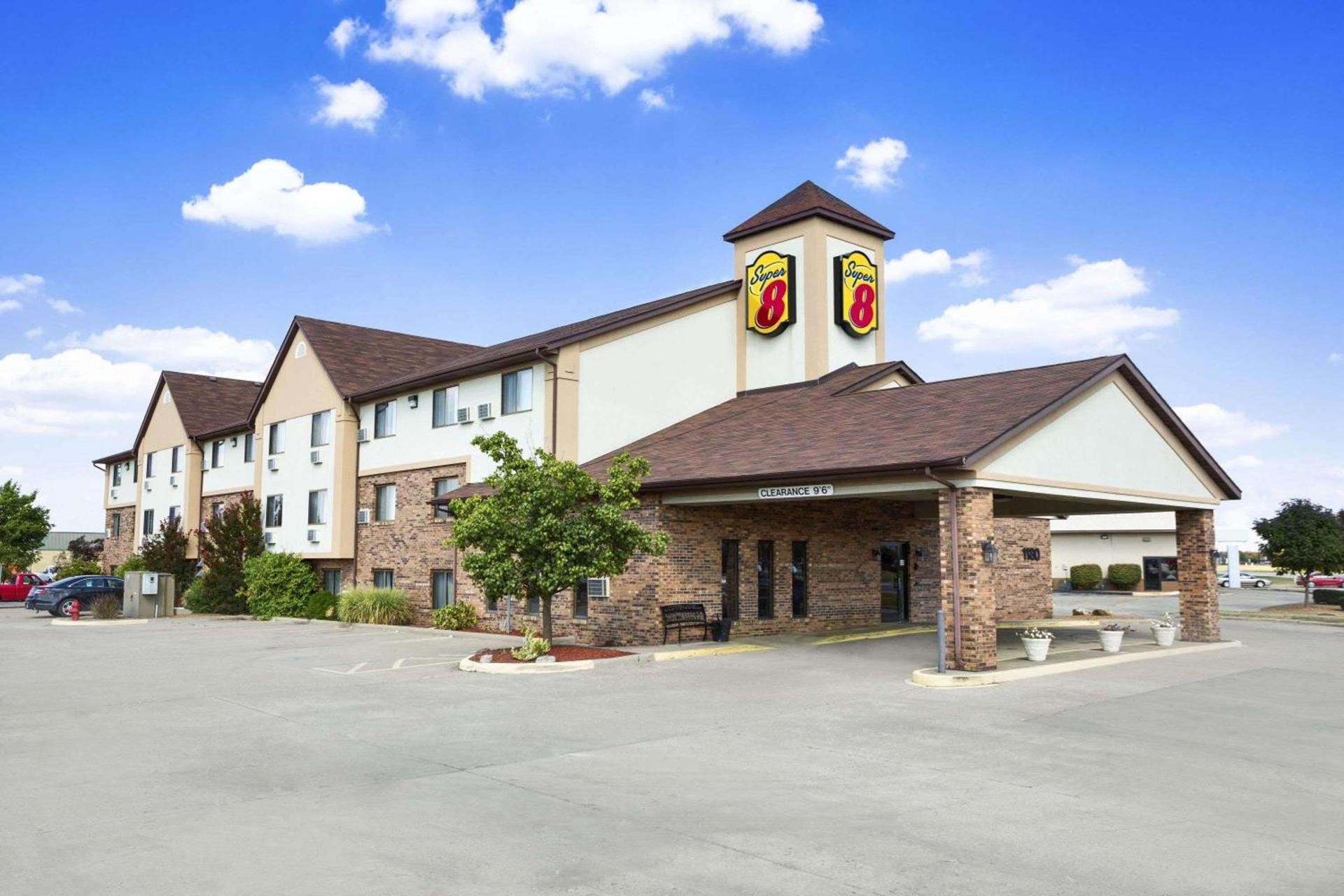 Super 8 by Wyndham Carbondale — hotel in Carbondale