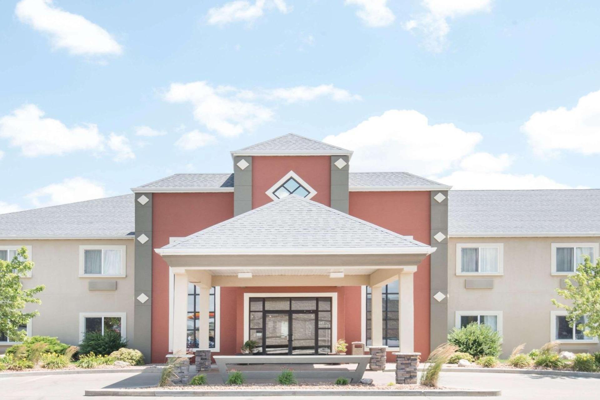 Howard Johnson by Wyndham Oacoma Hotel & Suites — hotel in Oacoma