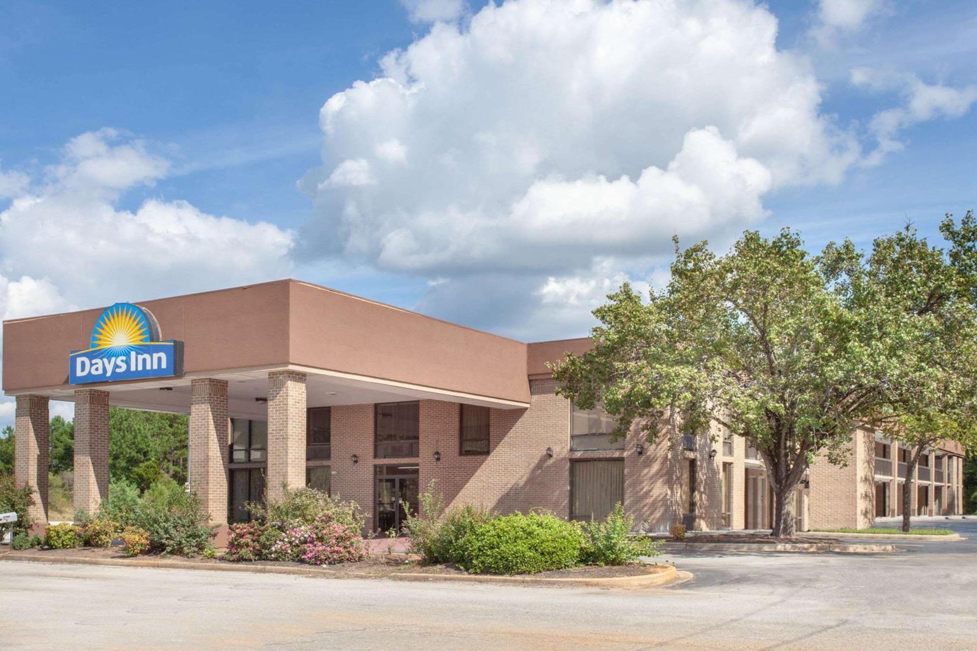 Days Inn by Wyndham Clinton - Laurens I-26 — hotel in Clinton
