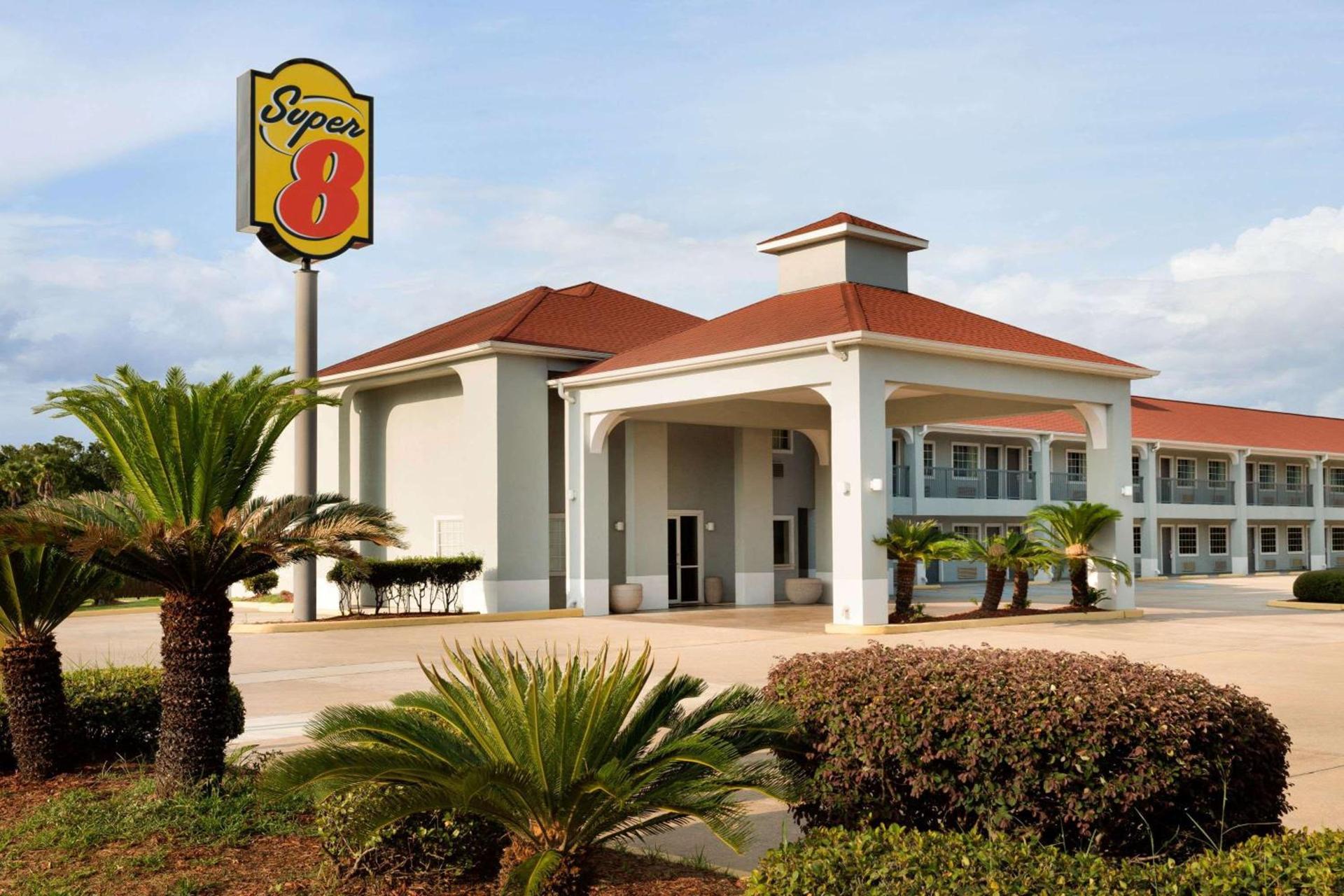 Super 8 by Wyndham Lake Charles Northeast — hotel in Lake Charles