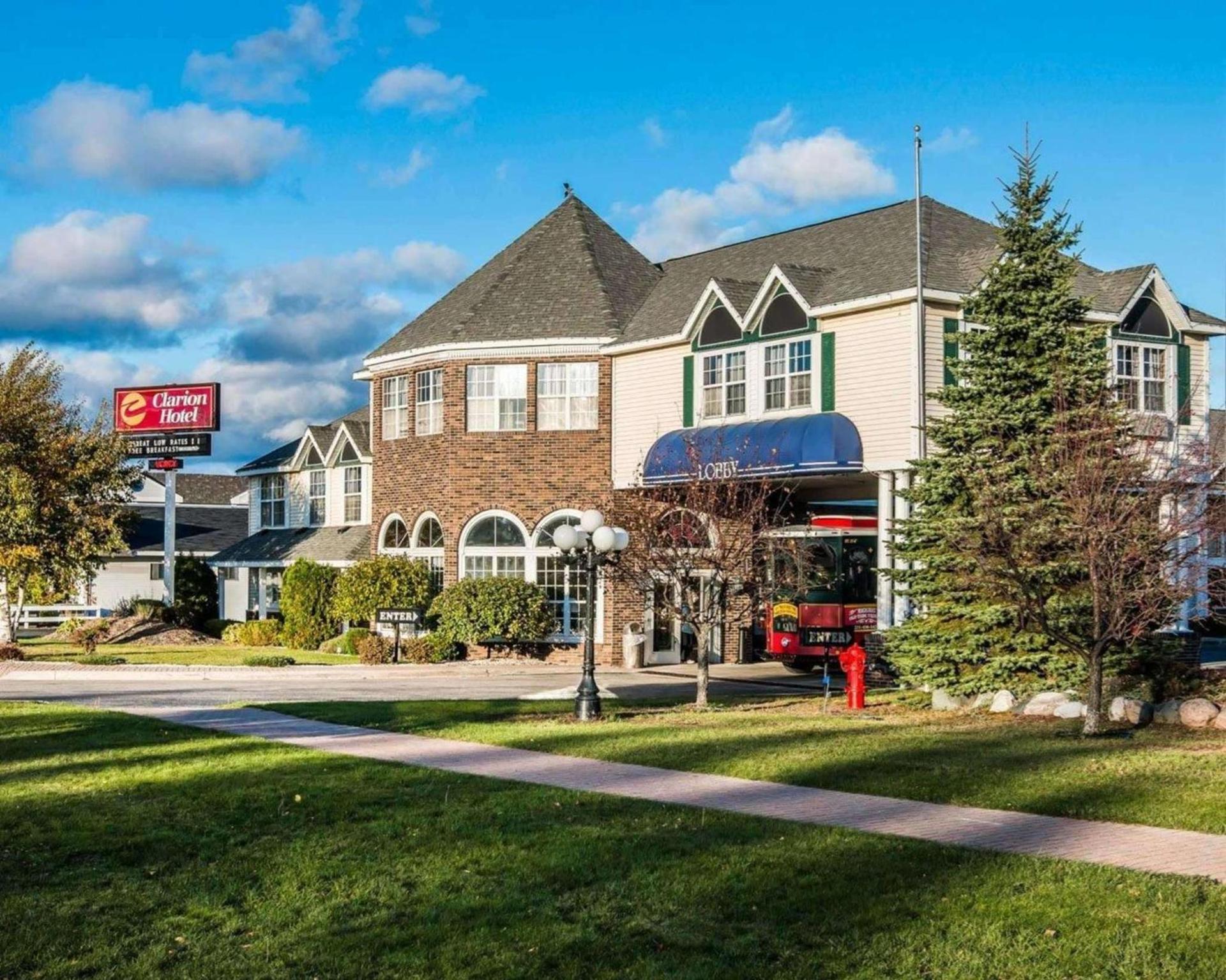 Clarion Hotel Mackinaw City Beachfront — hotel in Mackinaw City