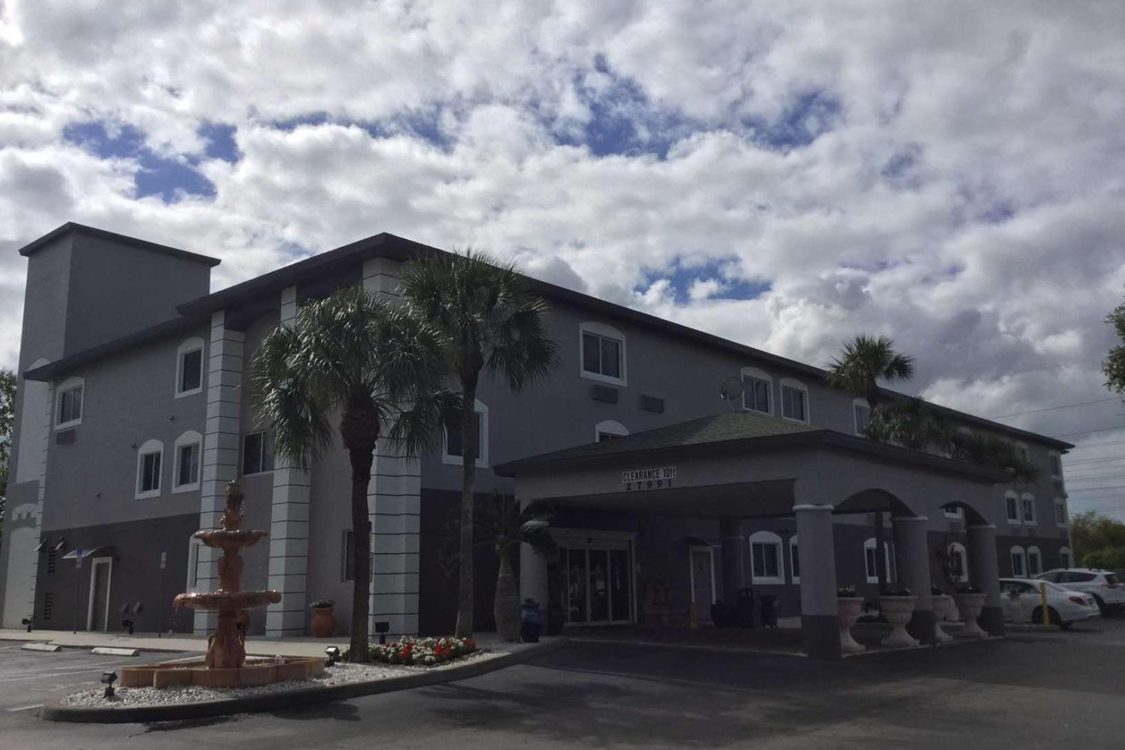 Days Inn & Suites by Wyndham Bonita Springs North Naples — hotel in Bonita Springs