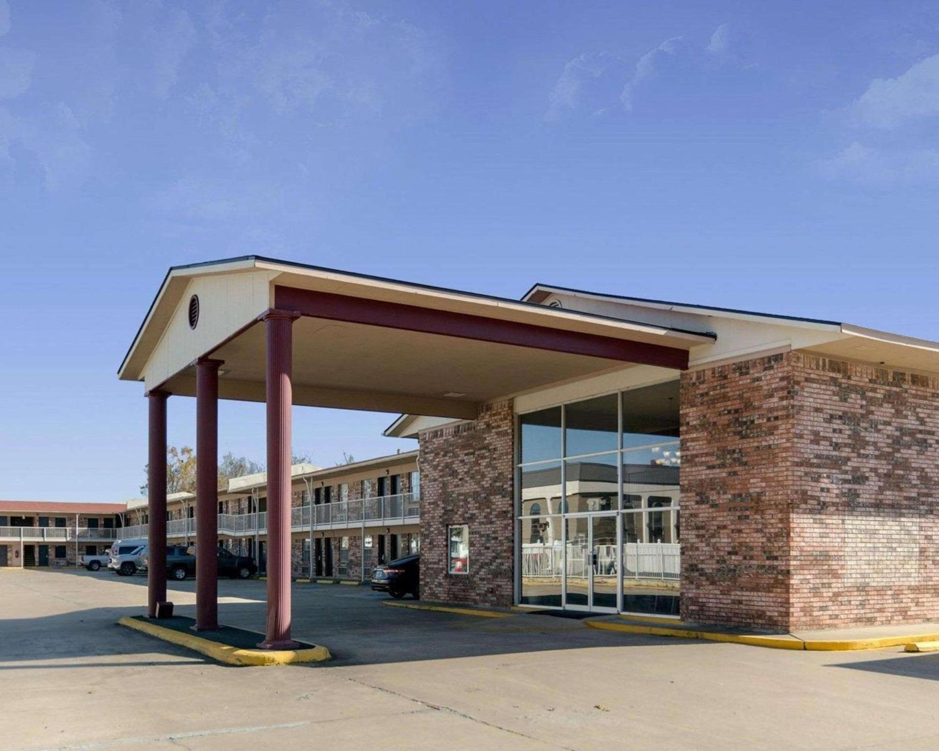 HomeStay Inn & Suites — hotel in Russellville