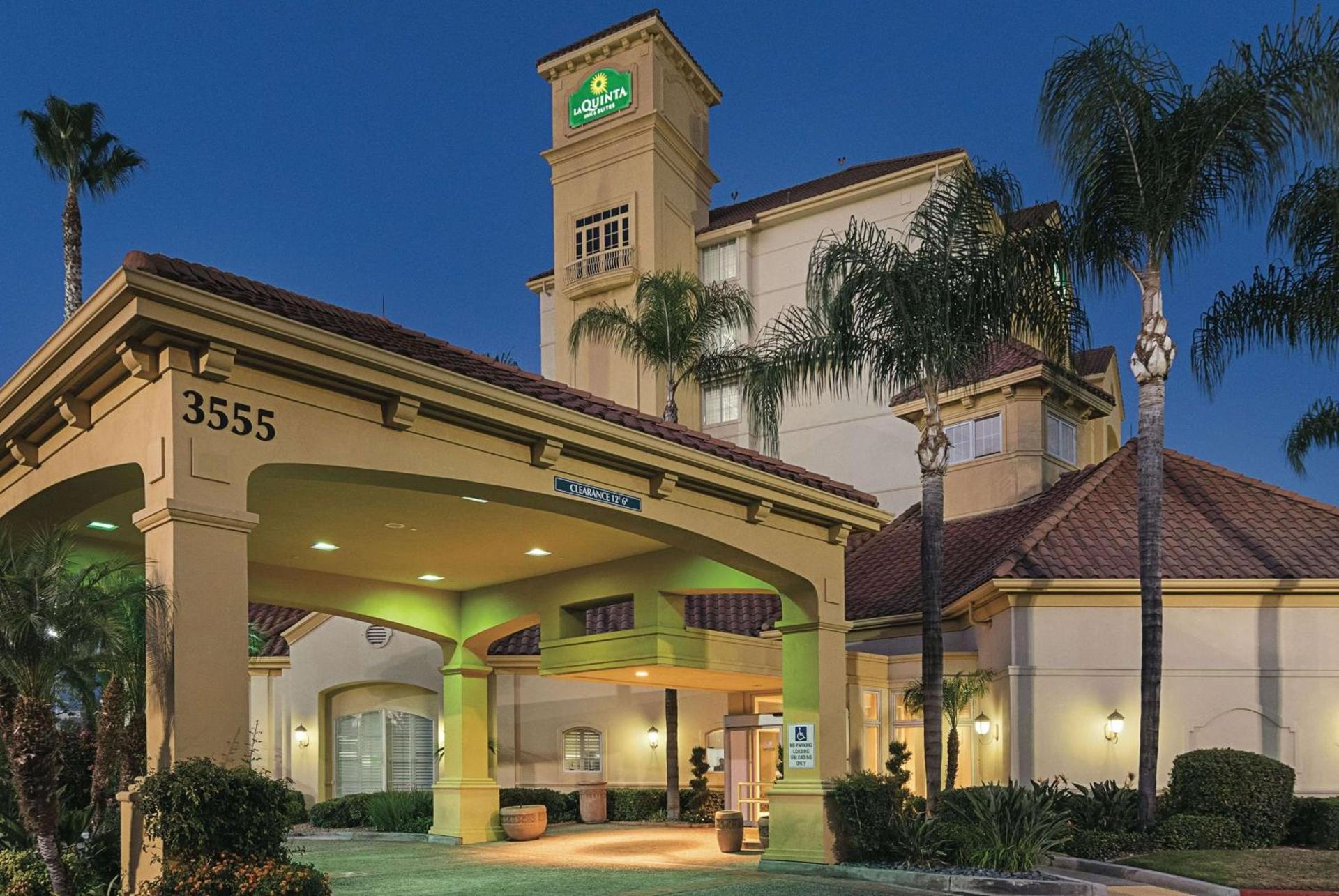 La Quinta Inn & Suites by Wyndham Ontario Airport — hotel in Ontario