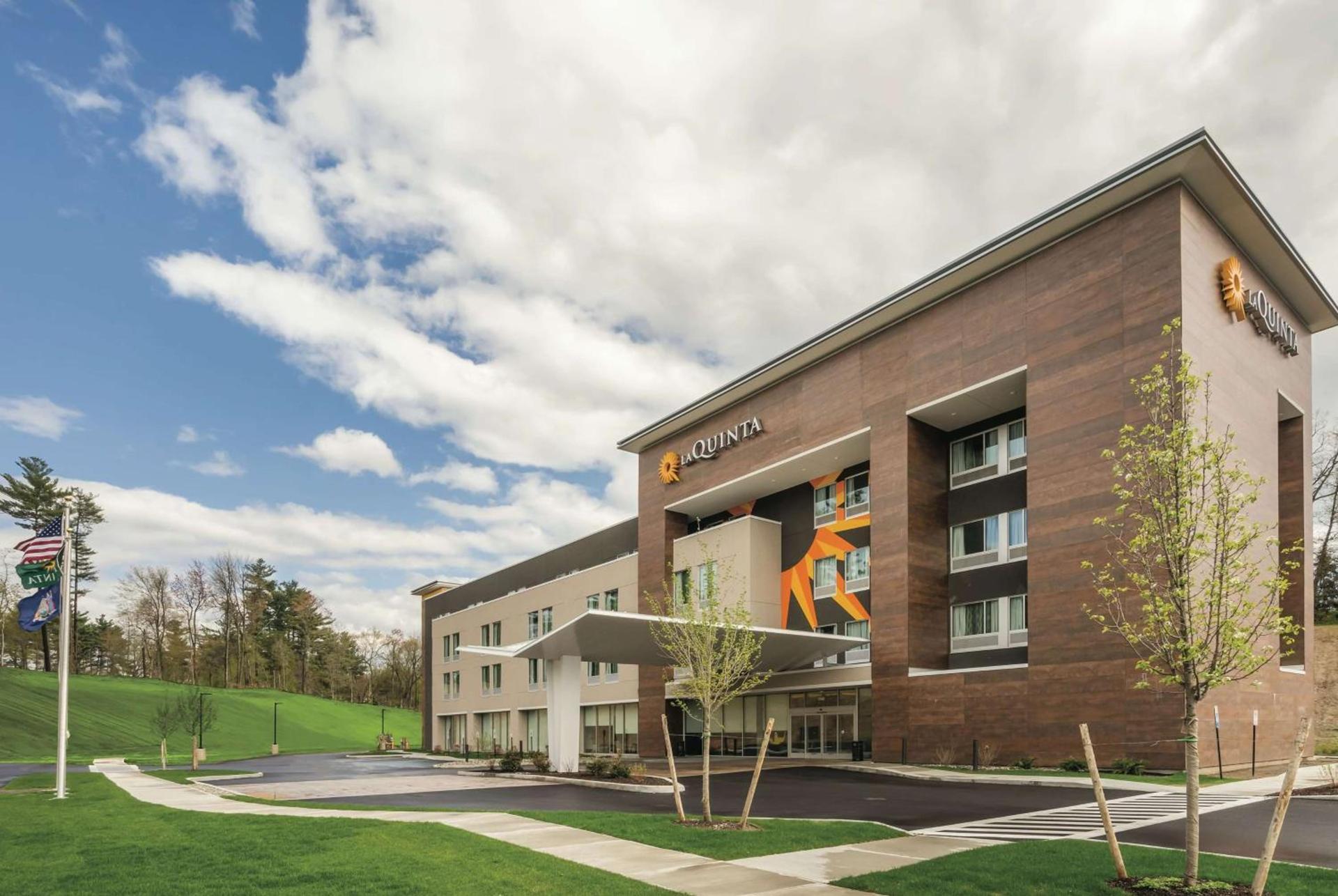 La Quinta Inn & Suites by Wyndham Clifton Park Saratoga Area 1749 Route 9 — hotel in Clifton Park