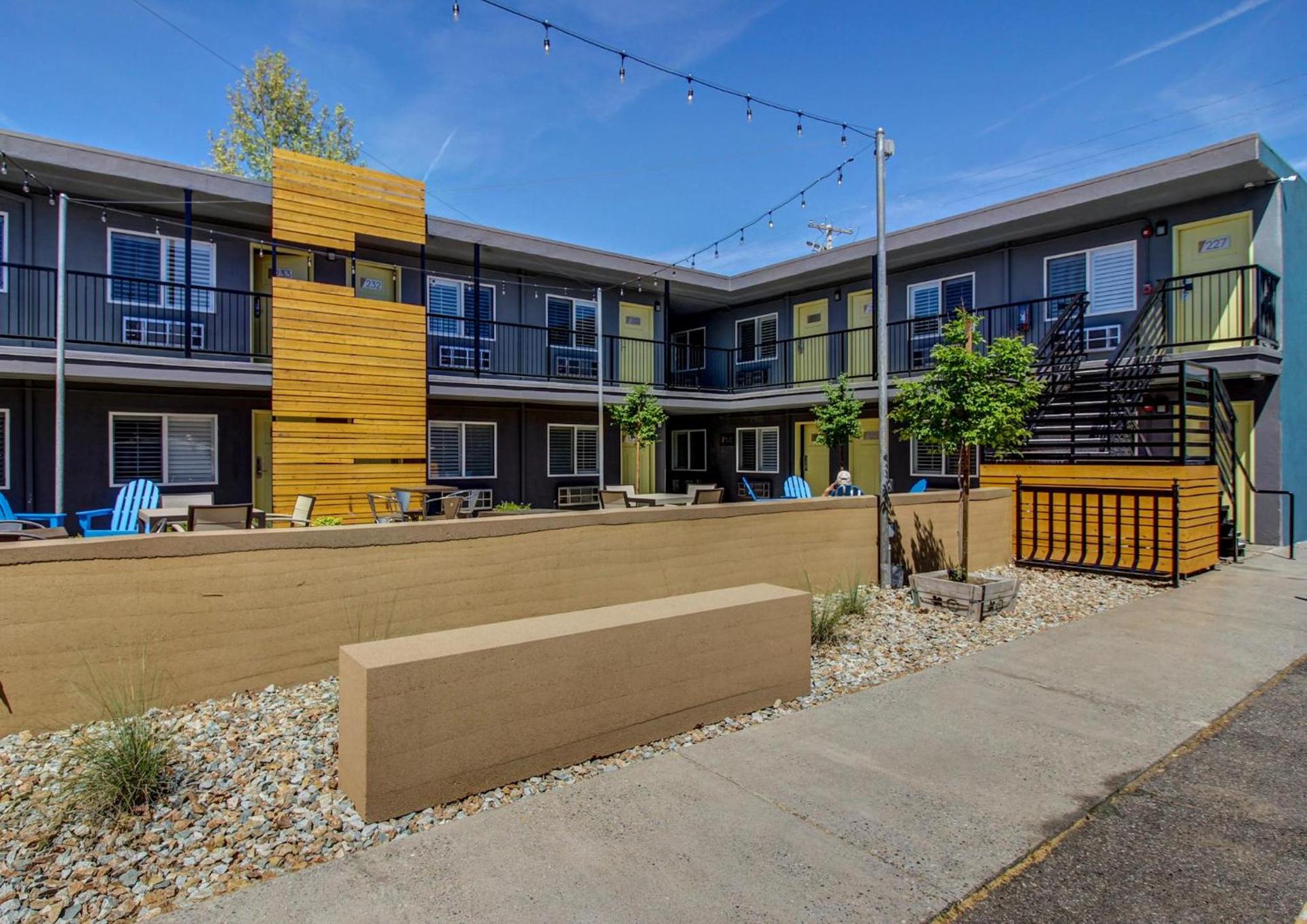 Americana Modern Hotel — hotel in Redding