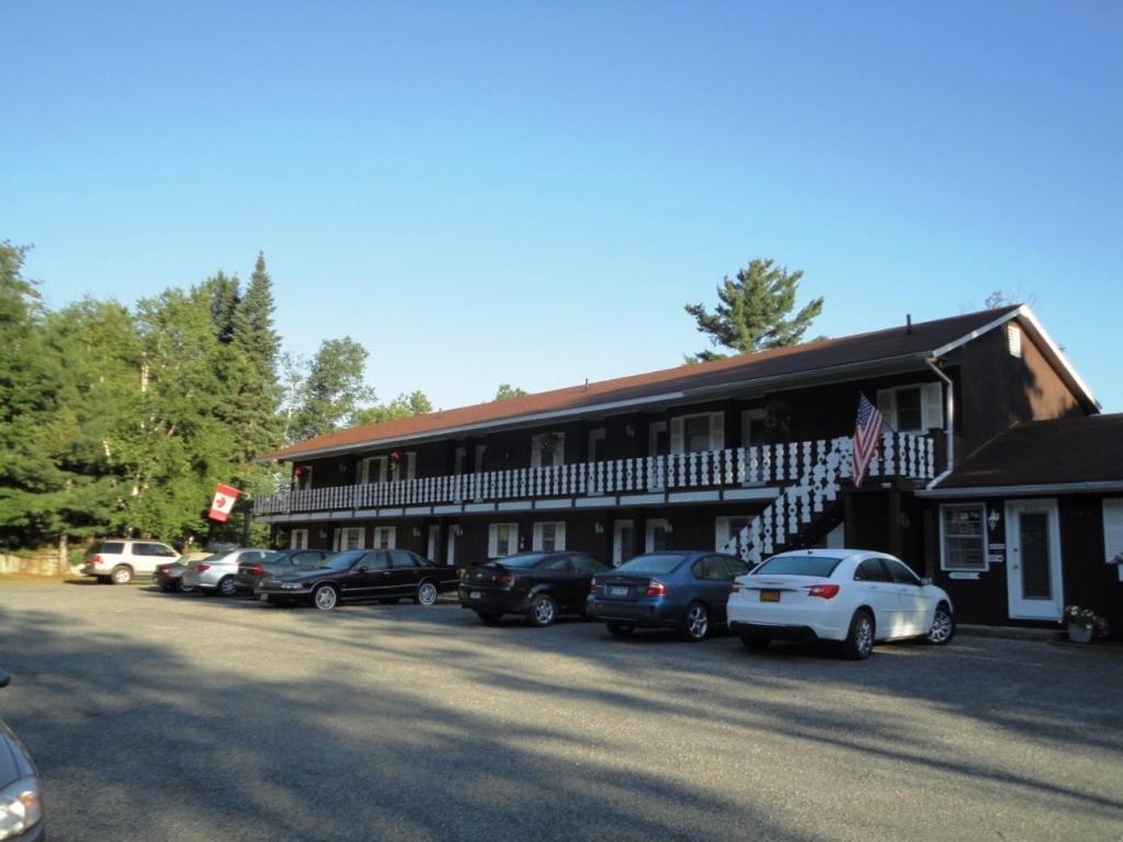 Sandy Point Motel — hotel in Long Lake