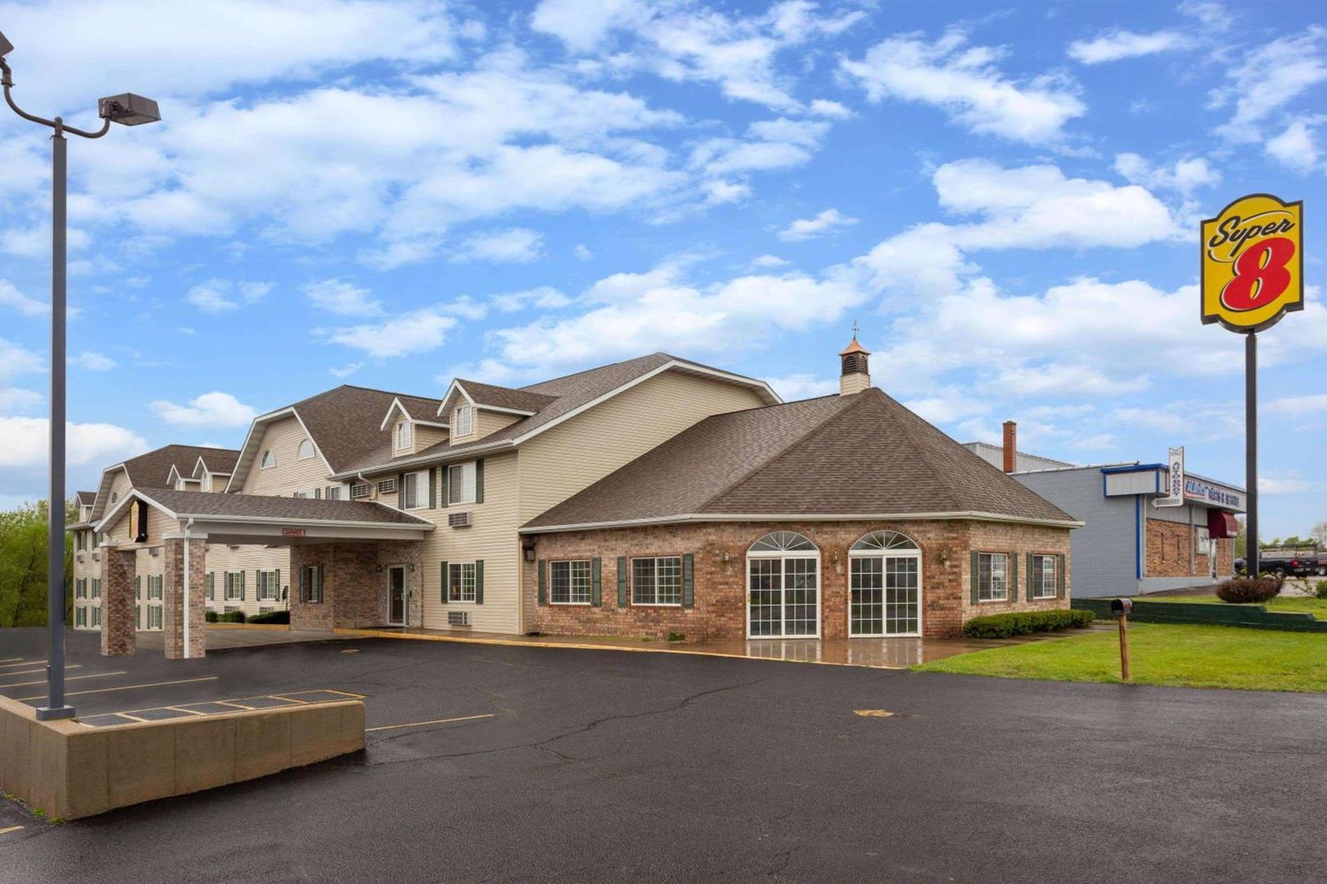 Super 8 by Wyndham Reedsburg — hotel in Reedsburg