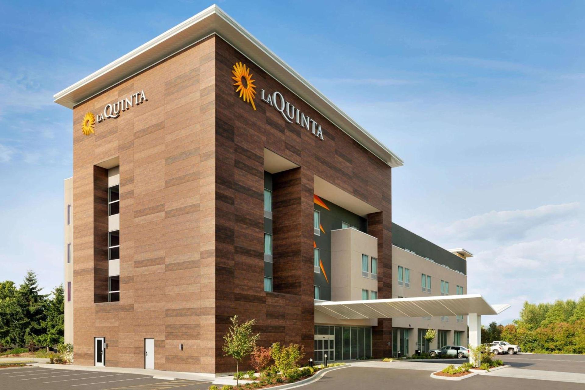 La Quinta Inn & Suites by Wyndham Burlington — hotel in Burlington