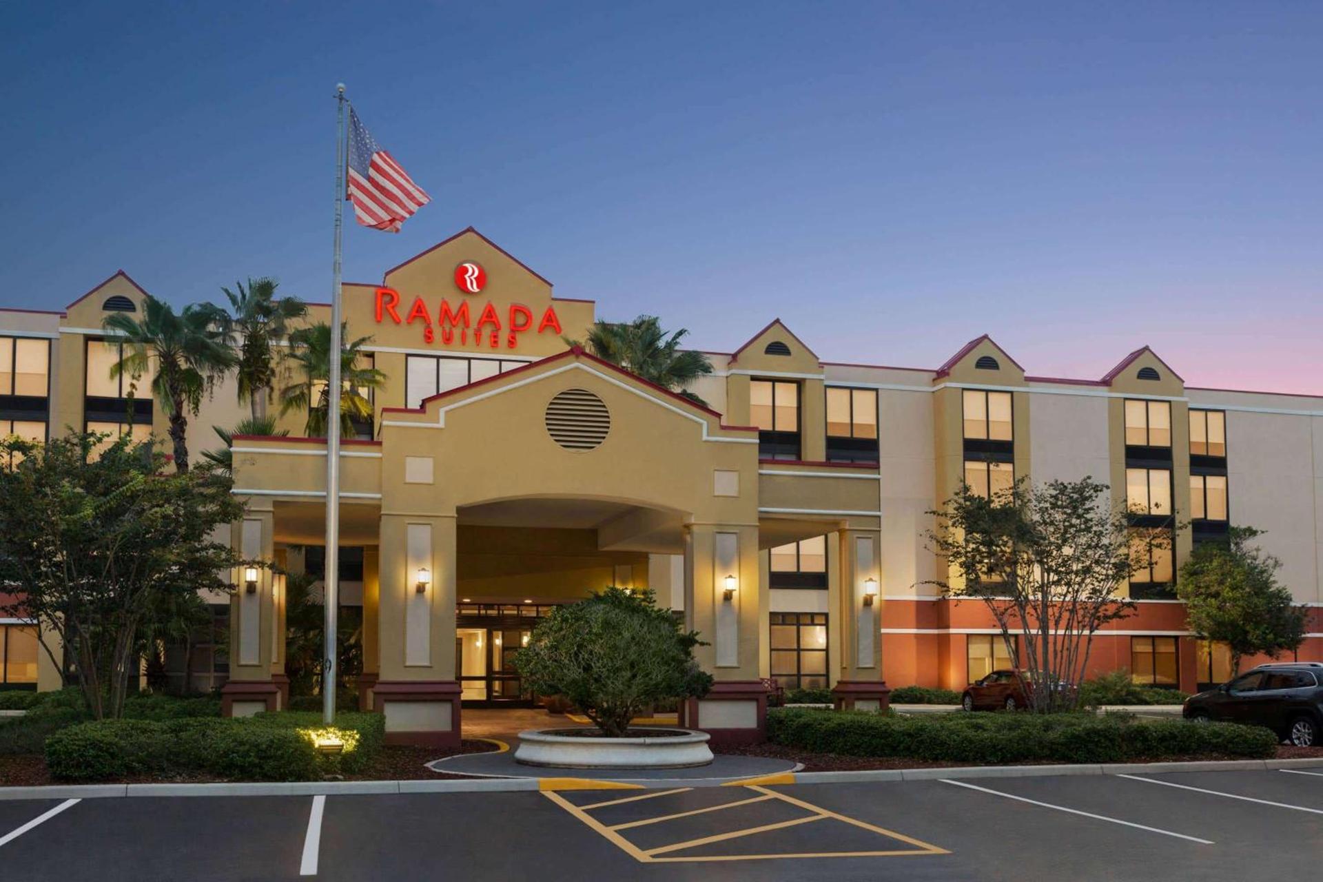 Ramada by Wyndham Suites Orlando Airport- Free Airport Shuttle — hotel in Orlando