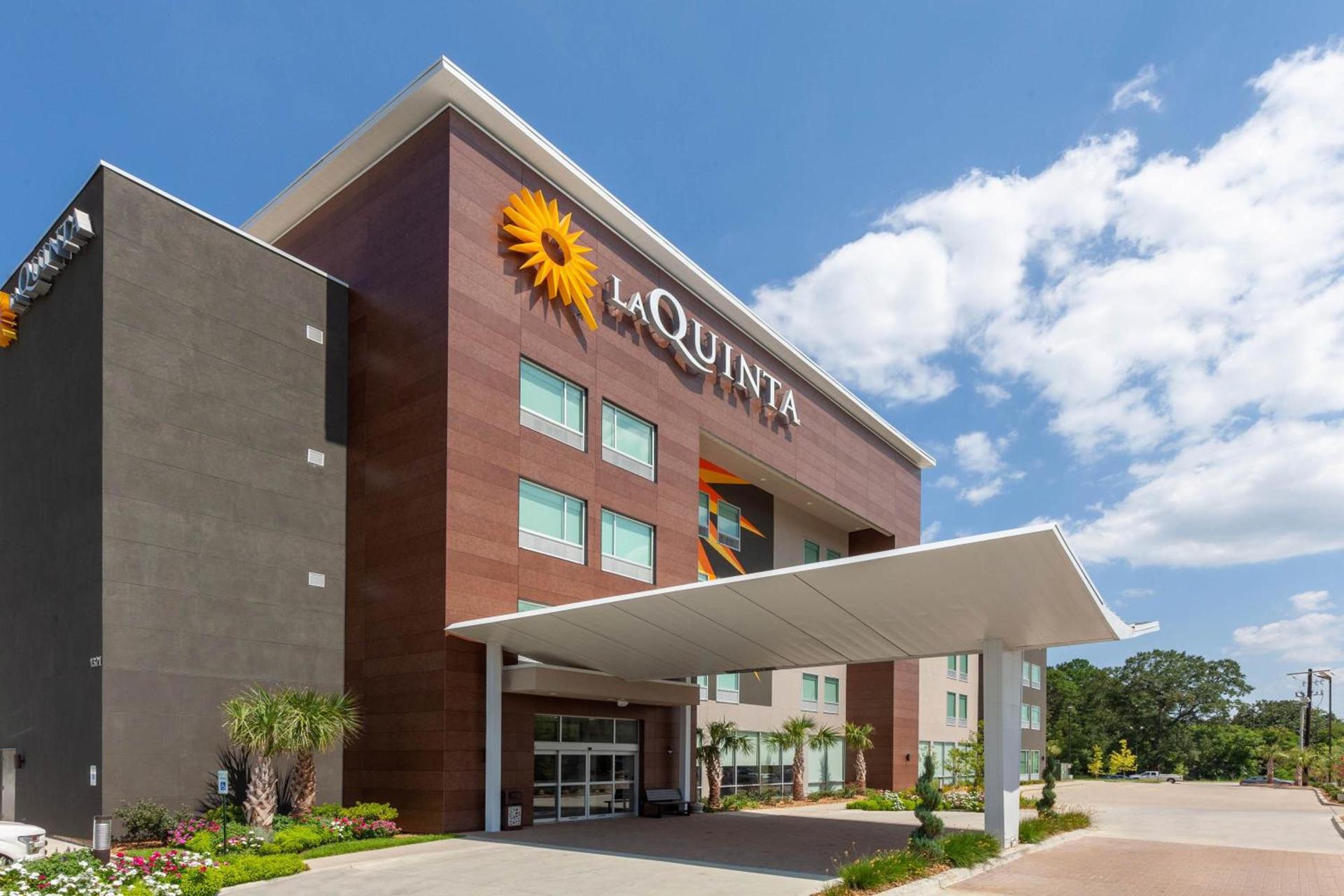 La Quinta Inn & Suites by Wyndham Lafayette Oil Center — hotel in Lafayette