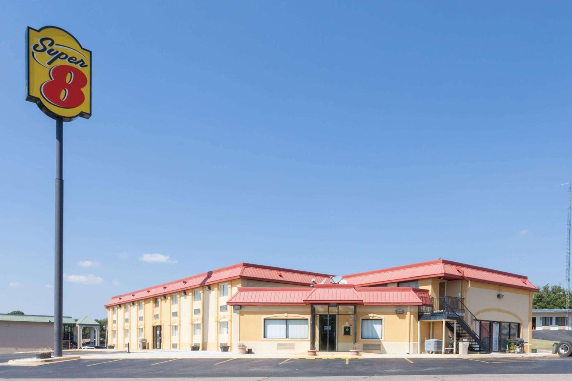 Super 8 by Wyndham Clinton — hotel in Clinton