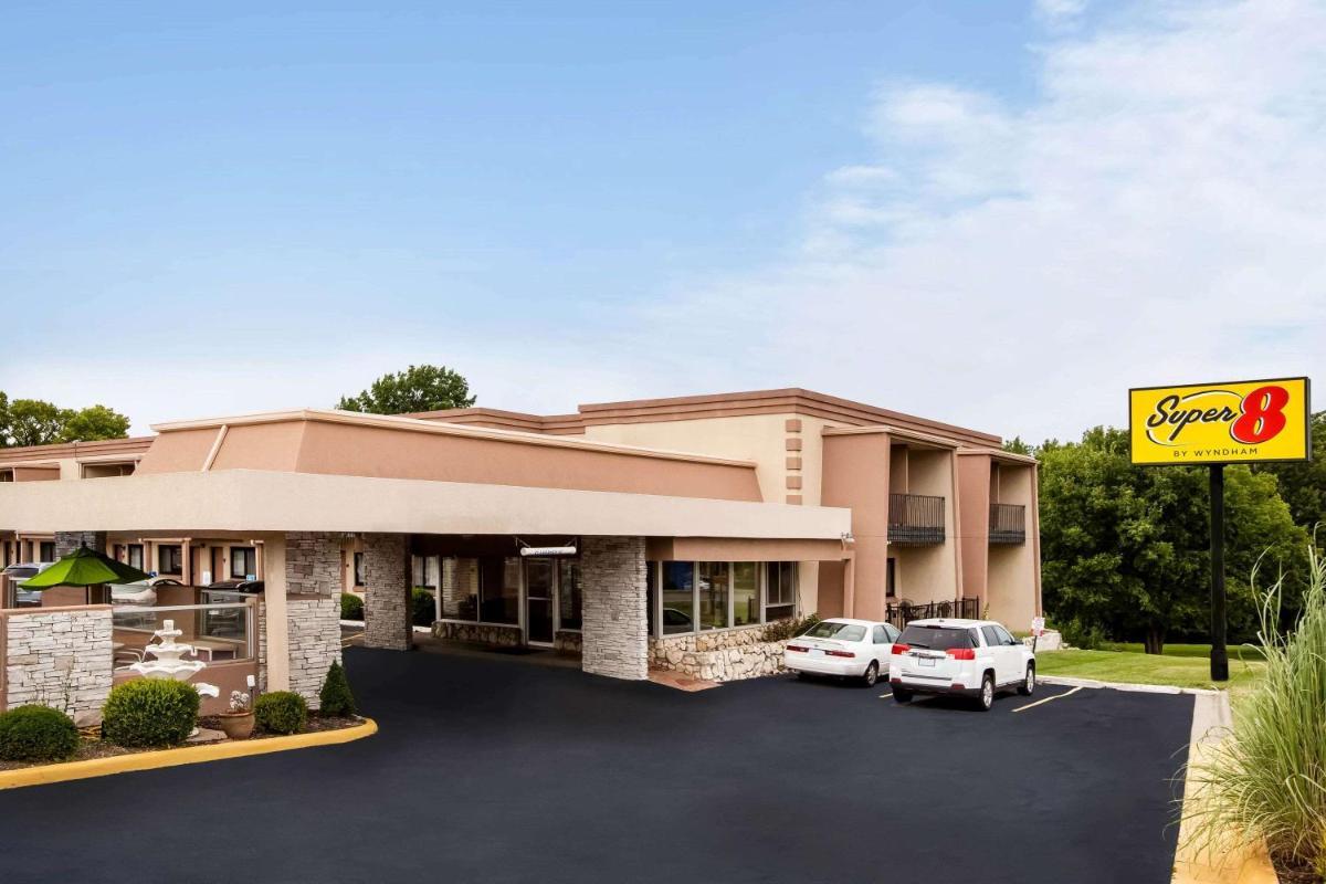 Super 8 by Wyndham Lawrence KU — hotel in Lawrence