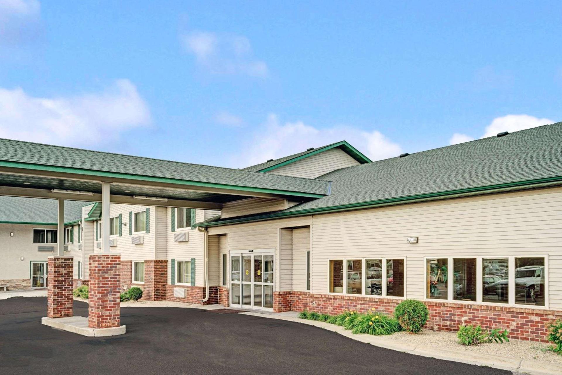 Super 8 by Wyndham Rogers Minnesota — hotel in Rogers
