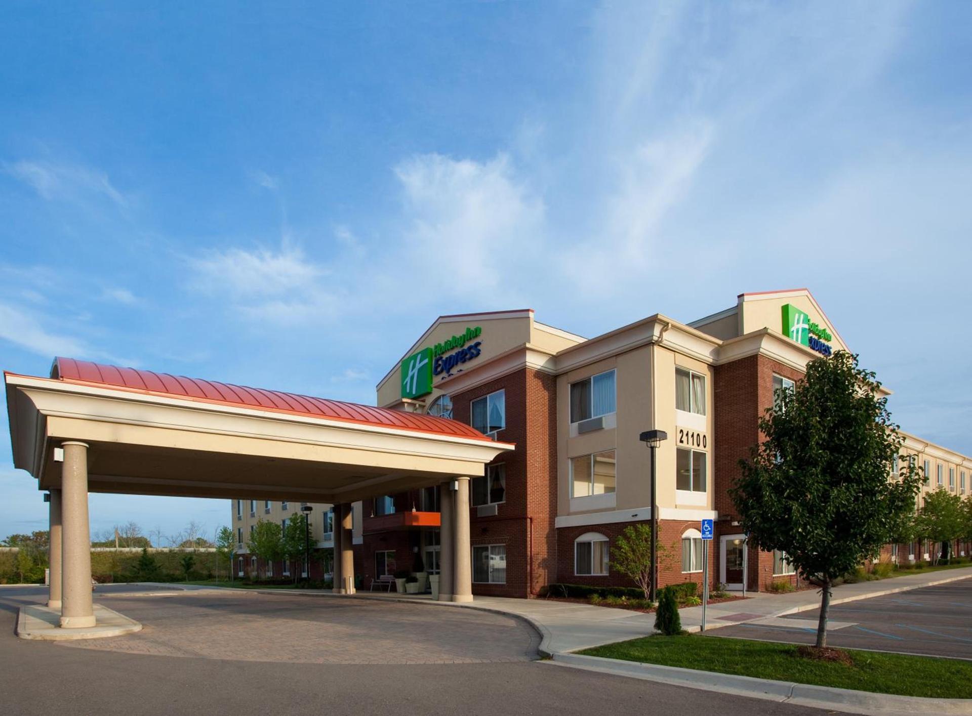 Holiday Inn Express & Suites Detroit - Farmington Hills by IHG — hotel in Northville