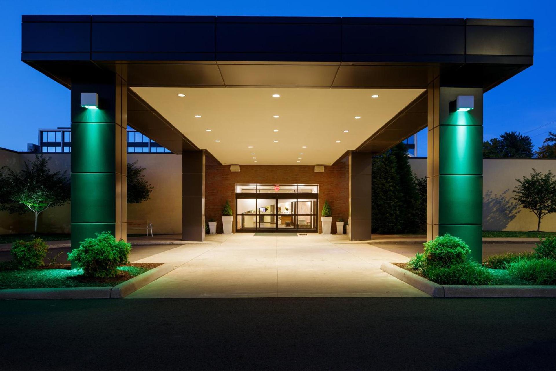 Holiday Inn and Suites Charleston West by IHG — hotel in Charleston