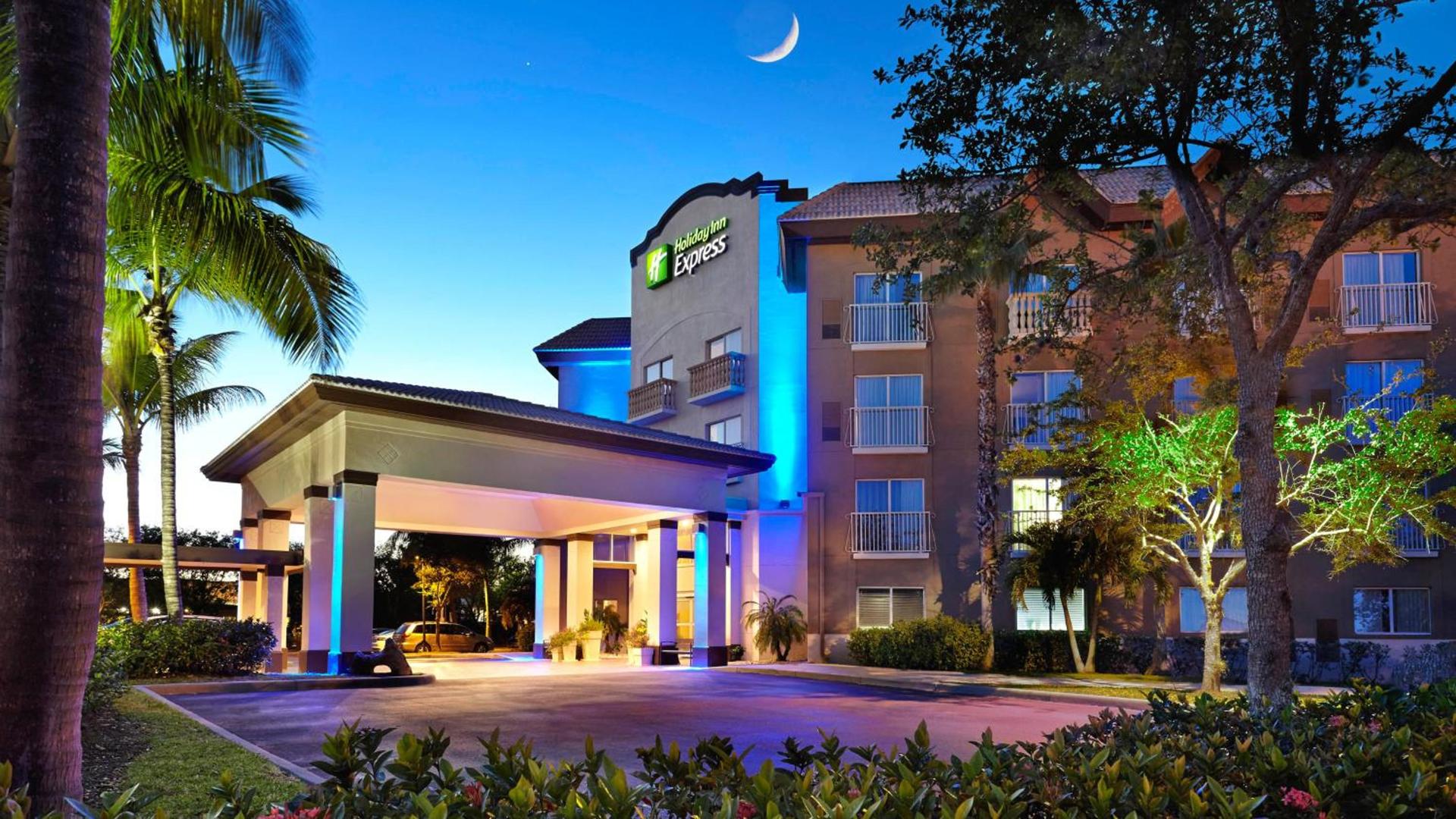 Holiday Inn Express & Suites Naples Downtown - 5th Avenue by IHG — hotel in Naples