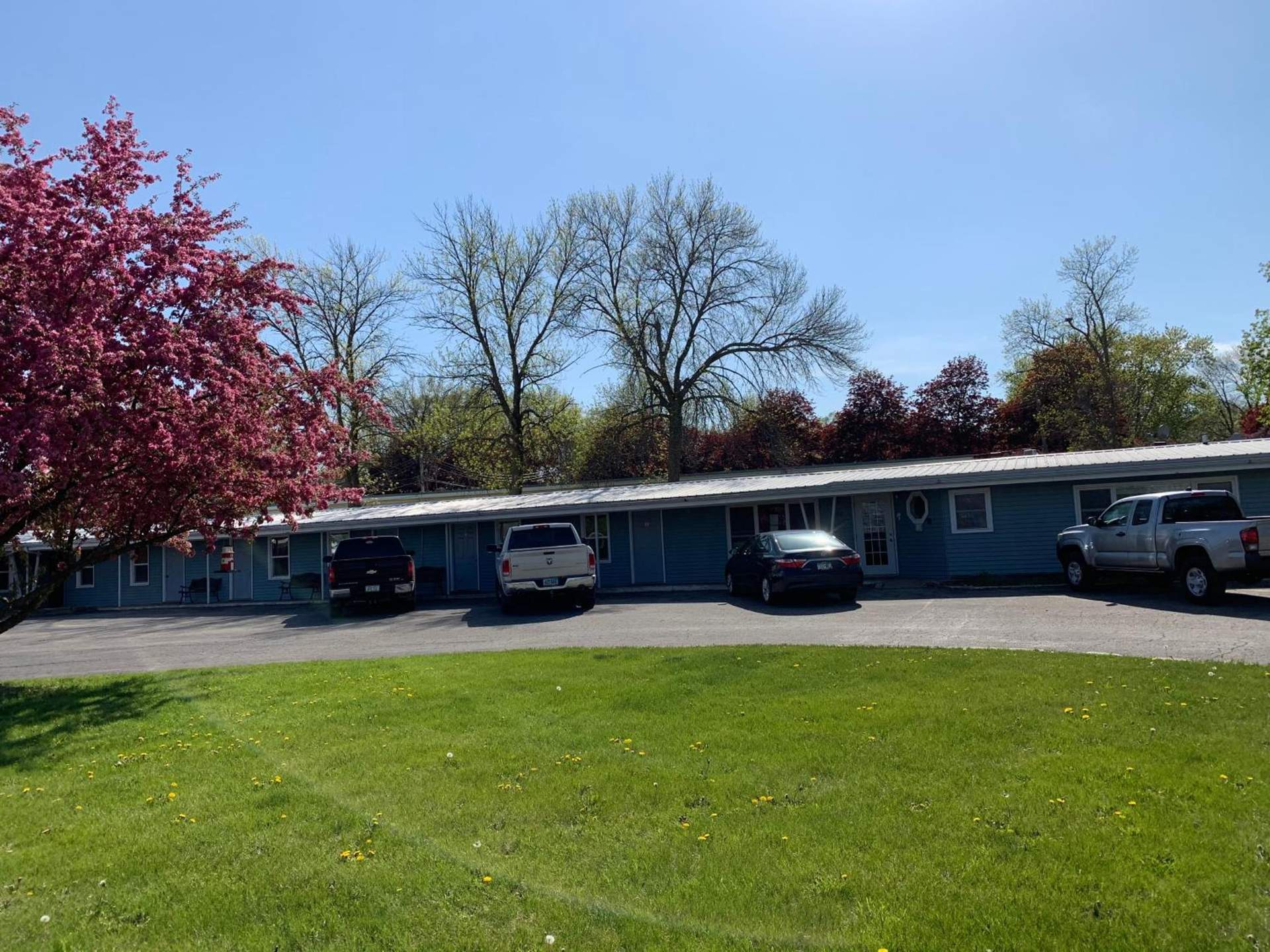 HOMETOWN INN