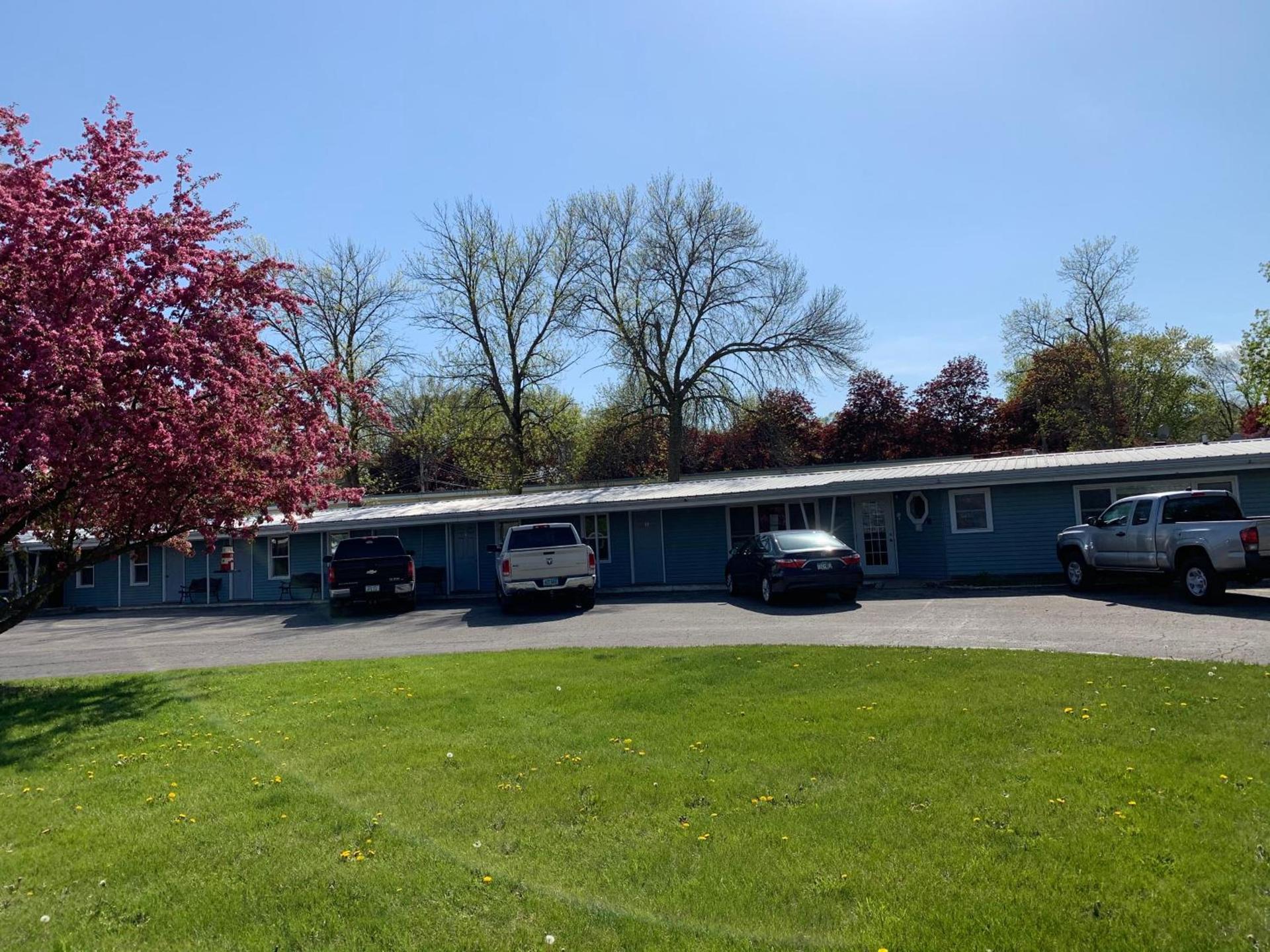 HOMETOWN INN — hotel in Charles City