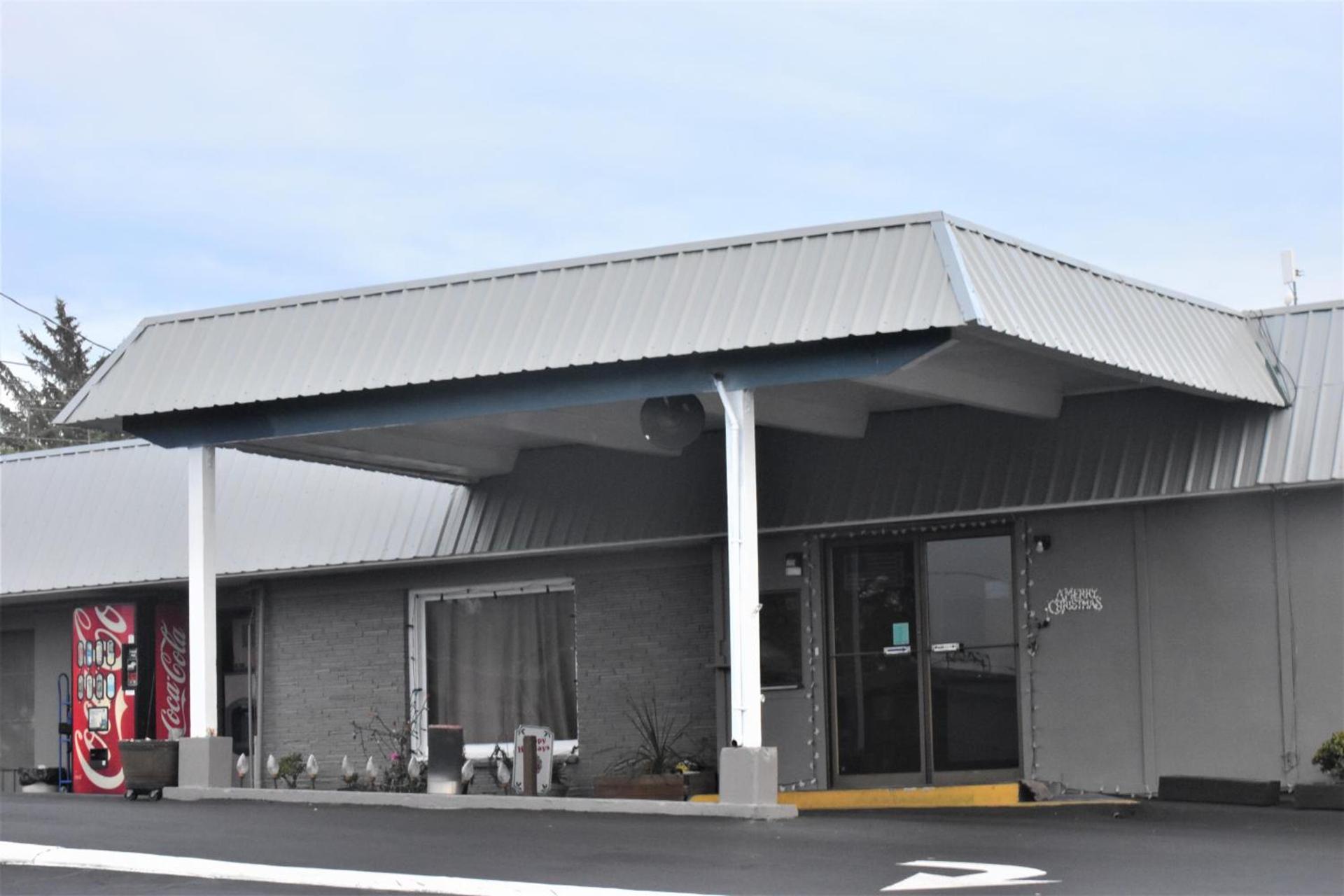 Blue Coast Inn & Suites — hotel in Brookings