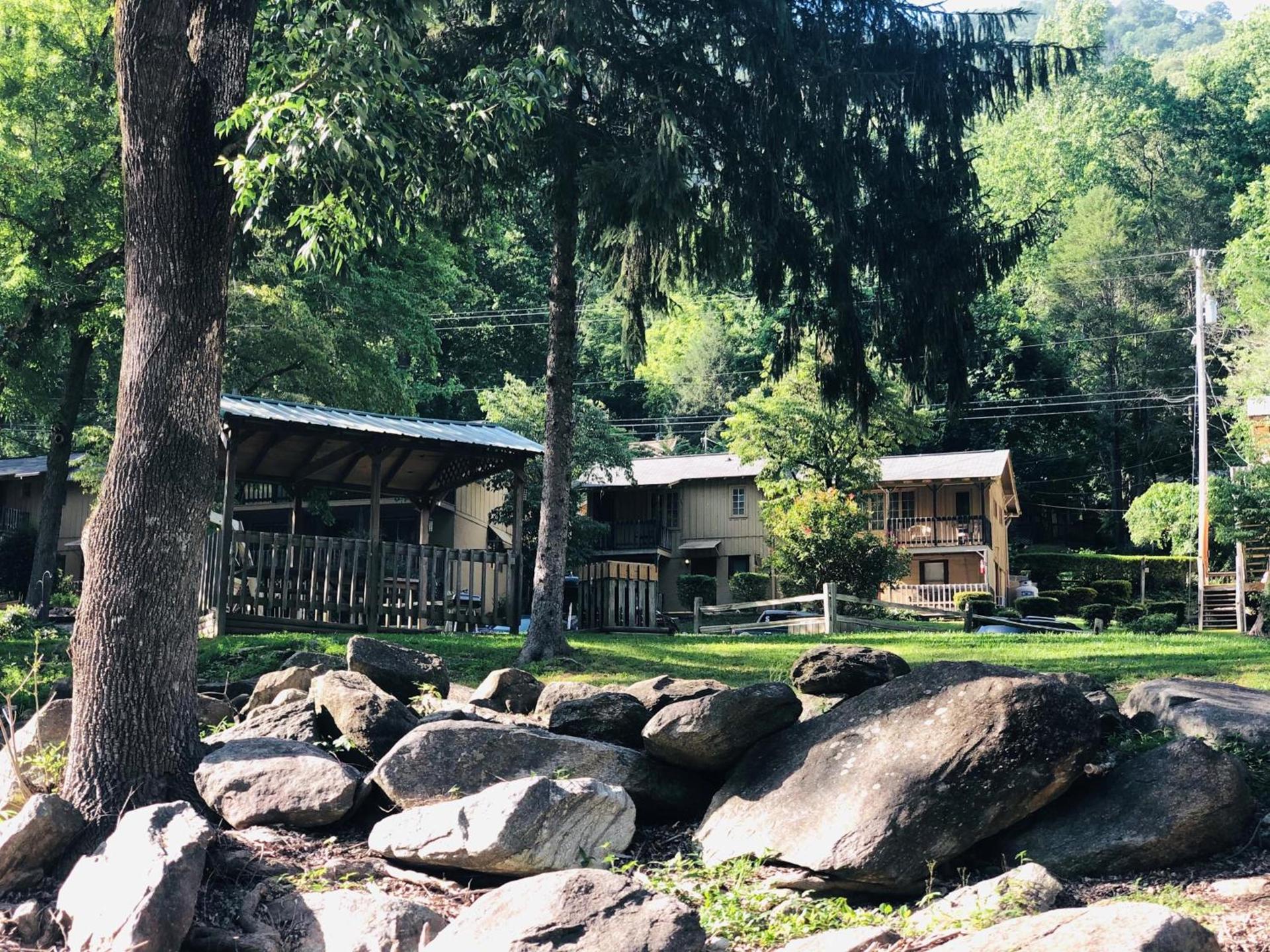 The Evening Shade River Lodge and Cabins — hotel in Chimney Rock