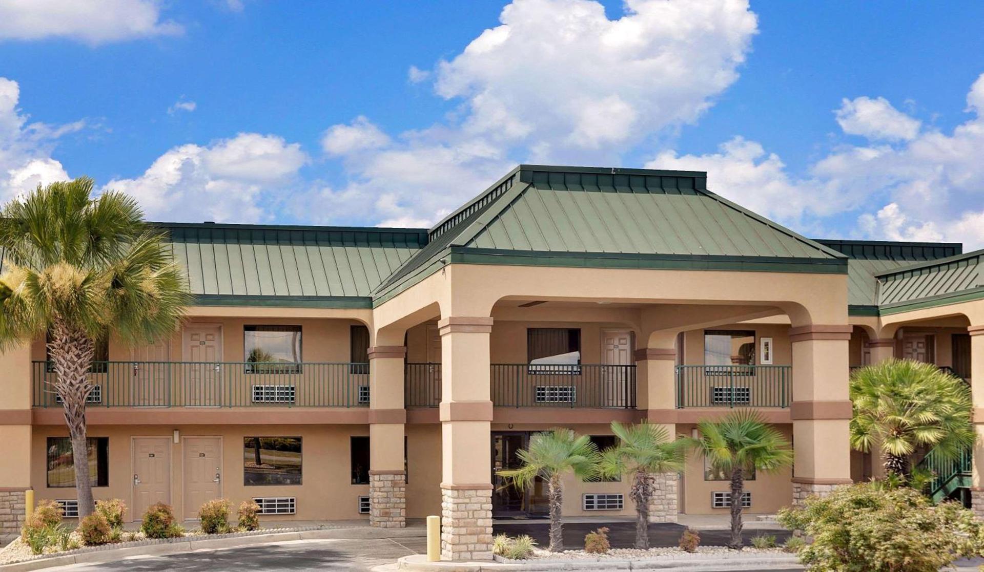 Super 8 by Wyndham Byron/South Macon — hotel in Byron