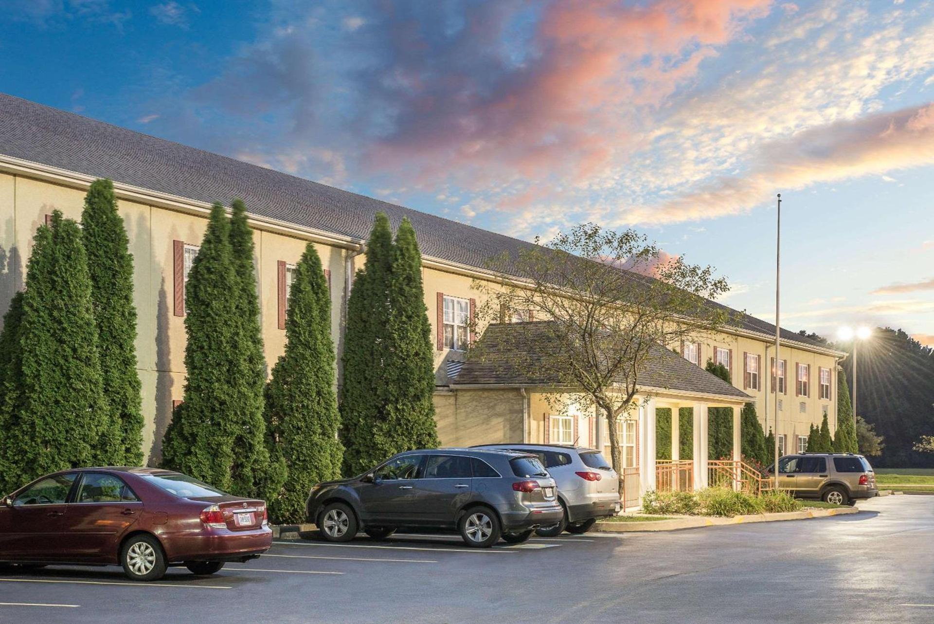 Super 8 by Wyndham Maumee Perrysburg Toledo Area — hotel in Maumee