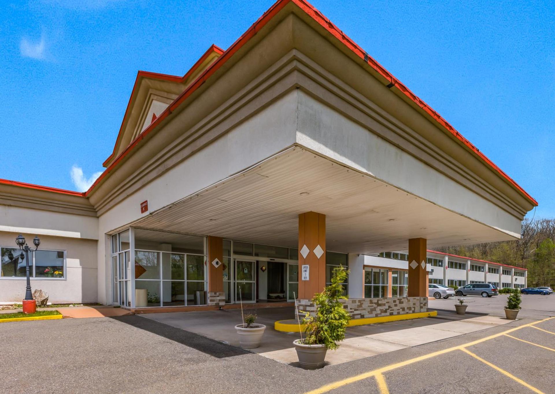 Red Carpet Inn & Suites — hotel in Hazleton