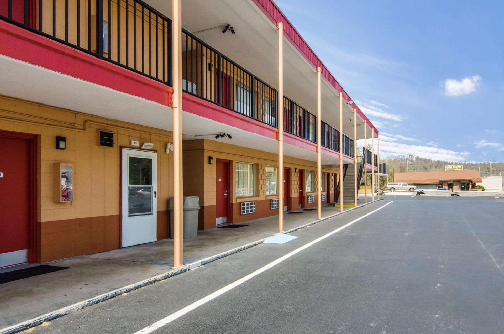 Econo Lodge Near Motor Speedway — hotel in Bristol