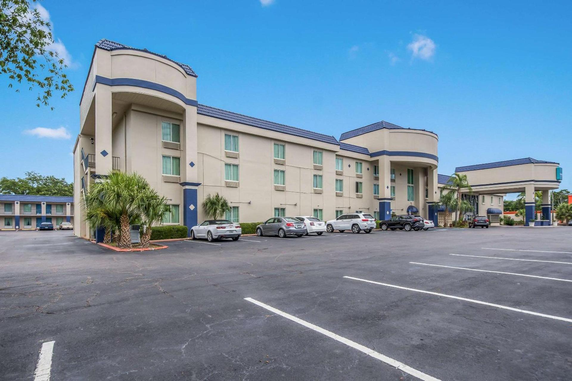 Clarion Inn & Suites Central Clearwater Beach — hotel in Clearwater