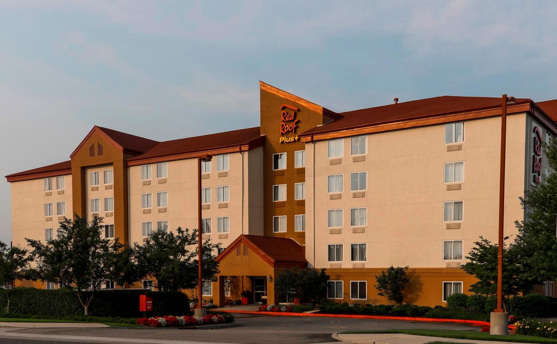 Red Roof Inn PLUS Long Island - Garden City — hotel in Westbury