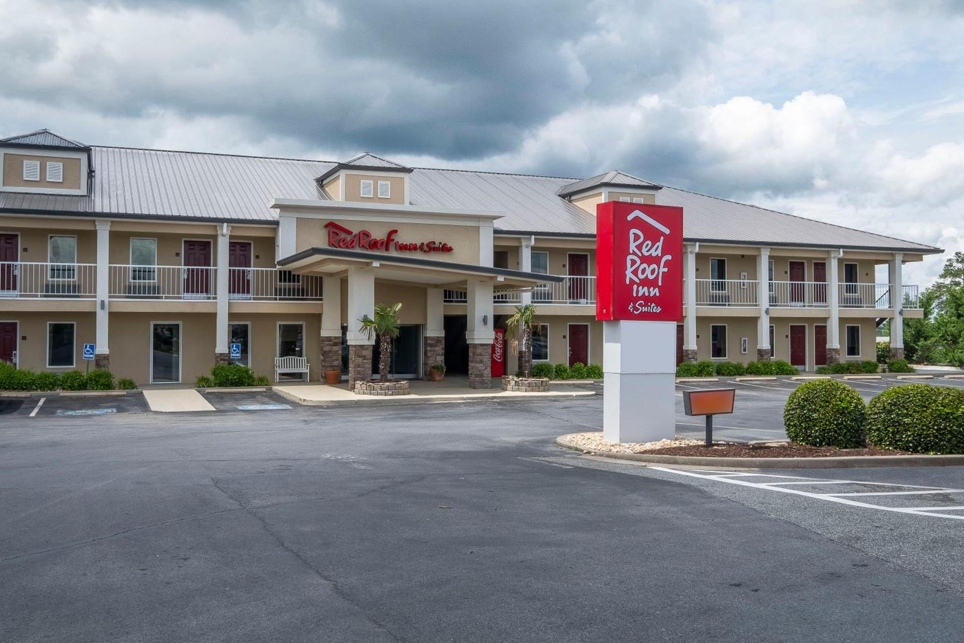 Red Roof Inn & Suites Calhoun — hotel in Calhoun